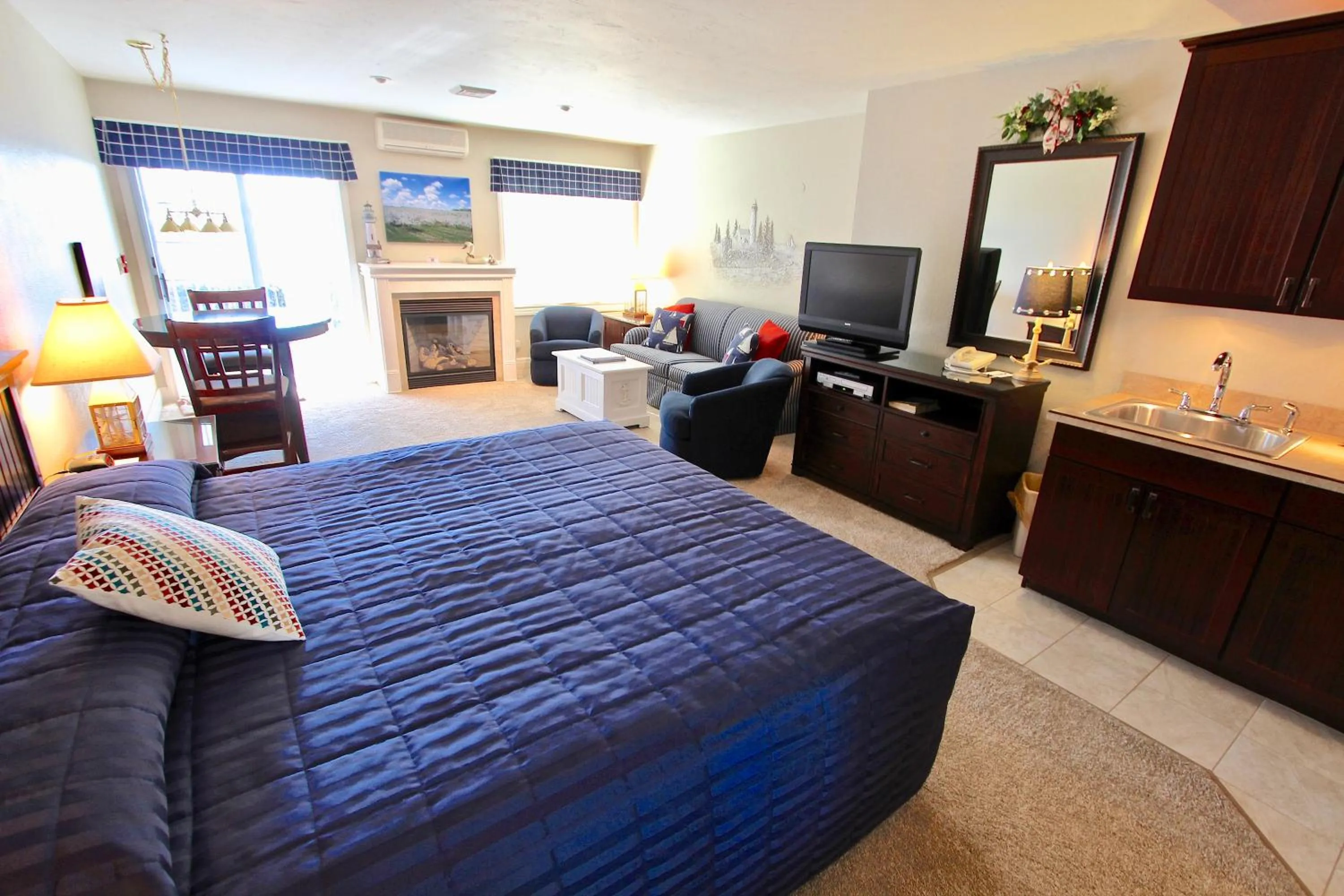 Photo of the whole room, Bed in Baileys Harbor Yacht Club Resort