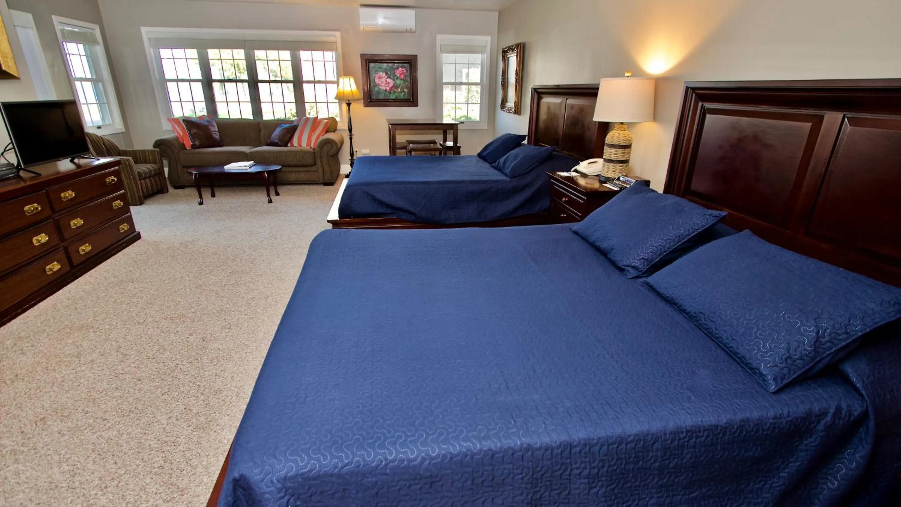 Photo of the whole room, Bed in Baileys Harbor Yacht Club Resort