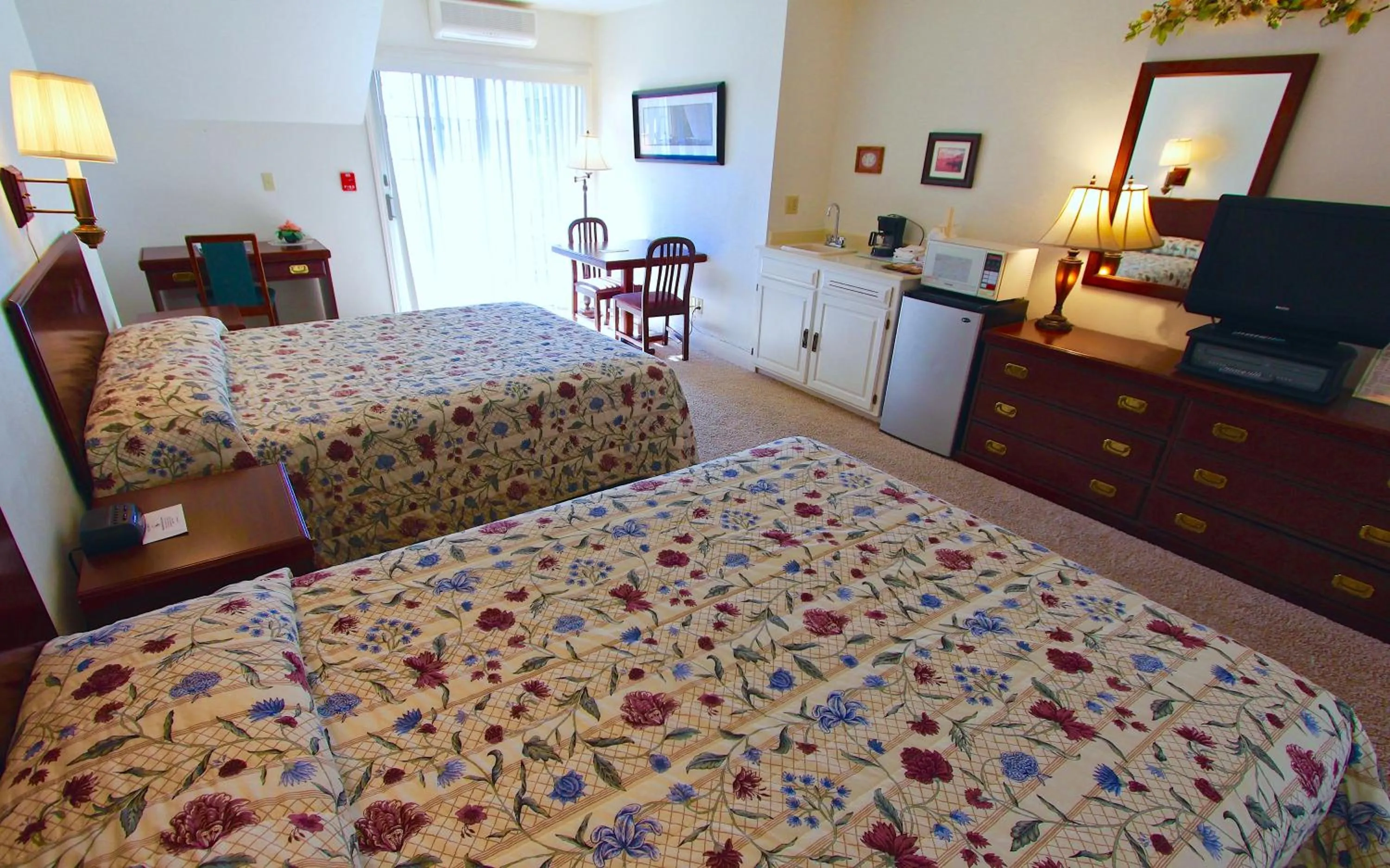 Photo of the whole room, Bed in Baileys Harbor Yacht Club Resort