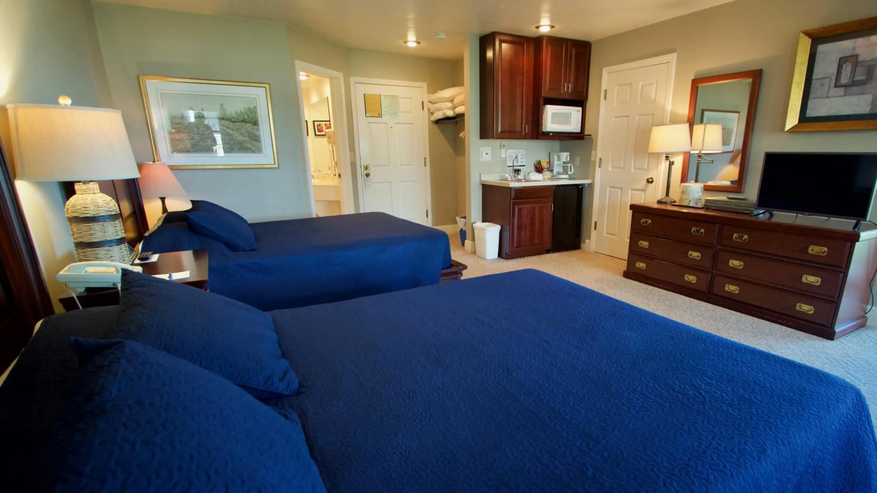 Photo of the whole room, Bed in Baileys Harbor Yacht Club Resort