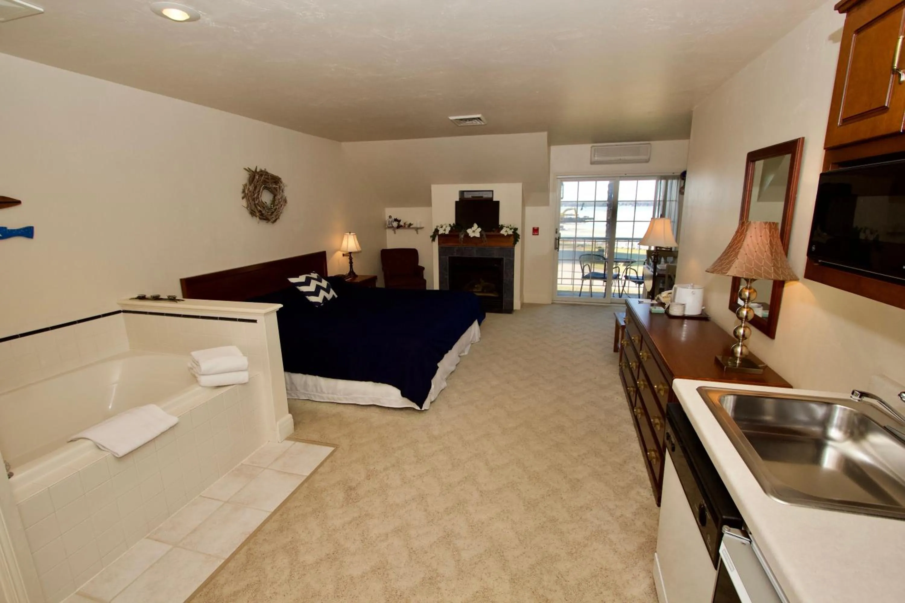 Photo of the whole room, Bed in Baileys Harbor Yacht Club Resort