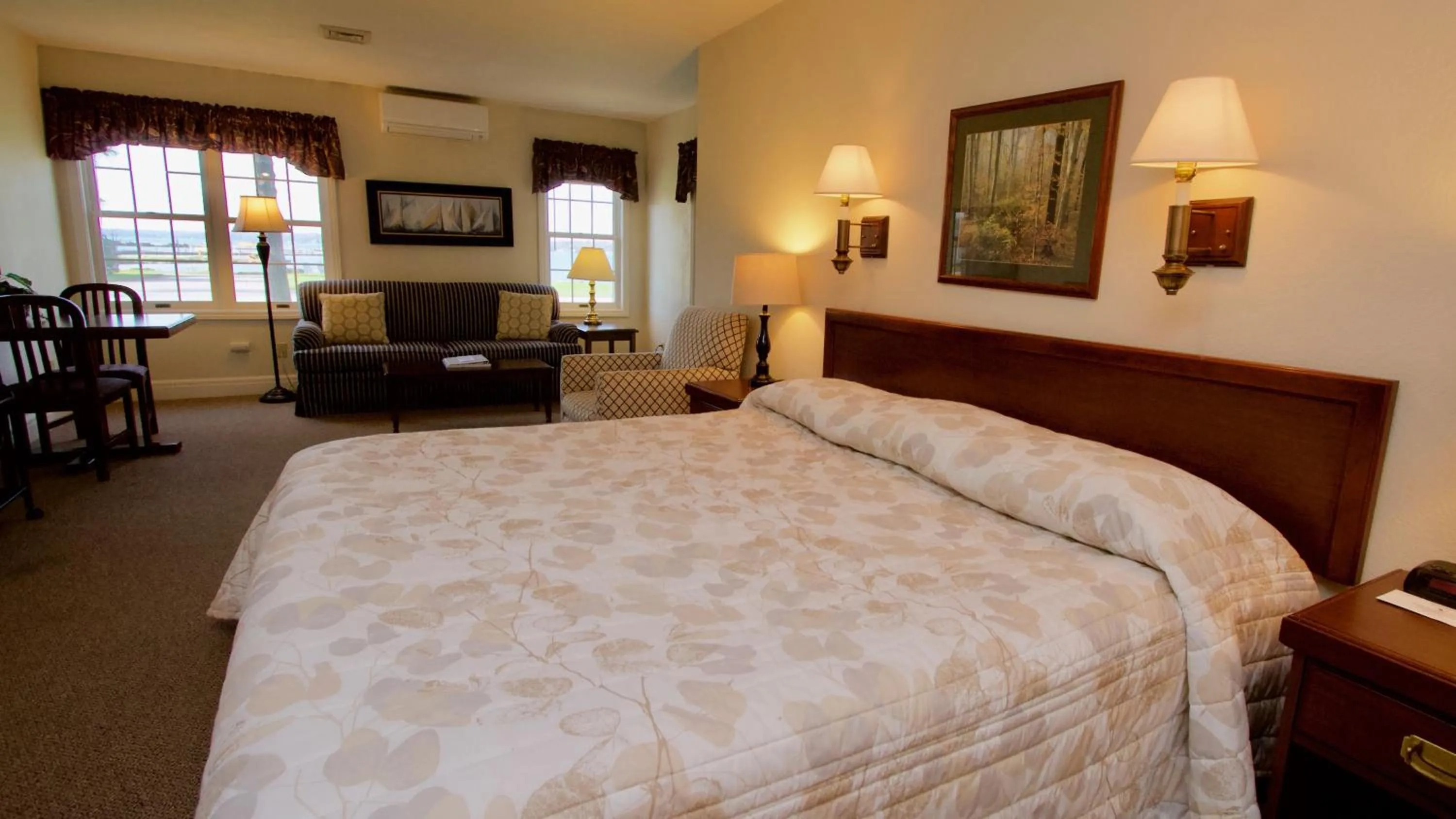 Photo of the whole room, Bed in Baileys Harbor Yacht Club Resort