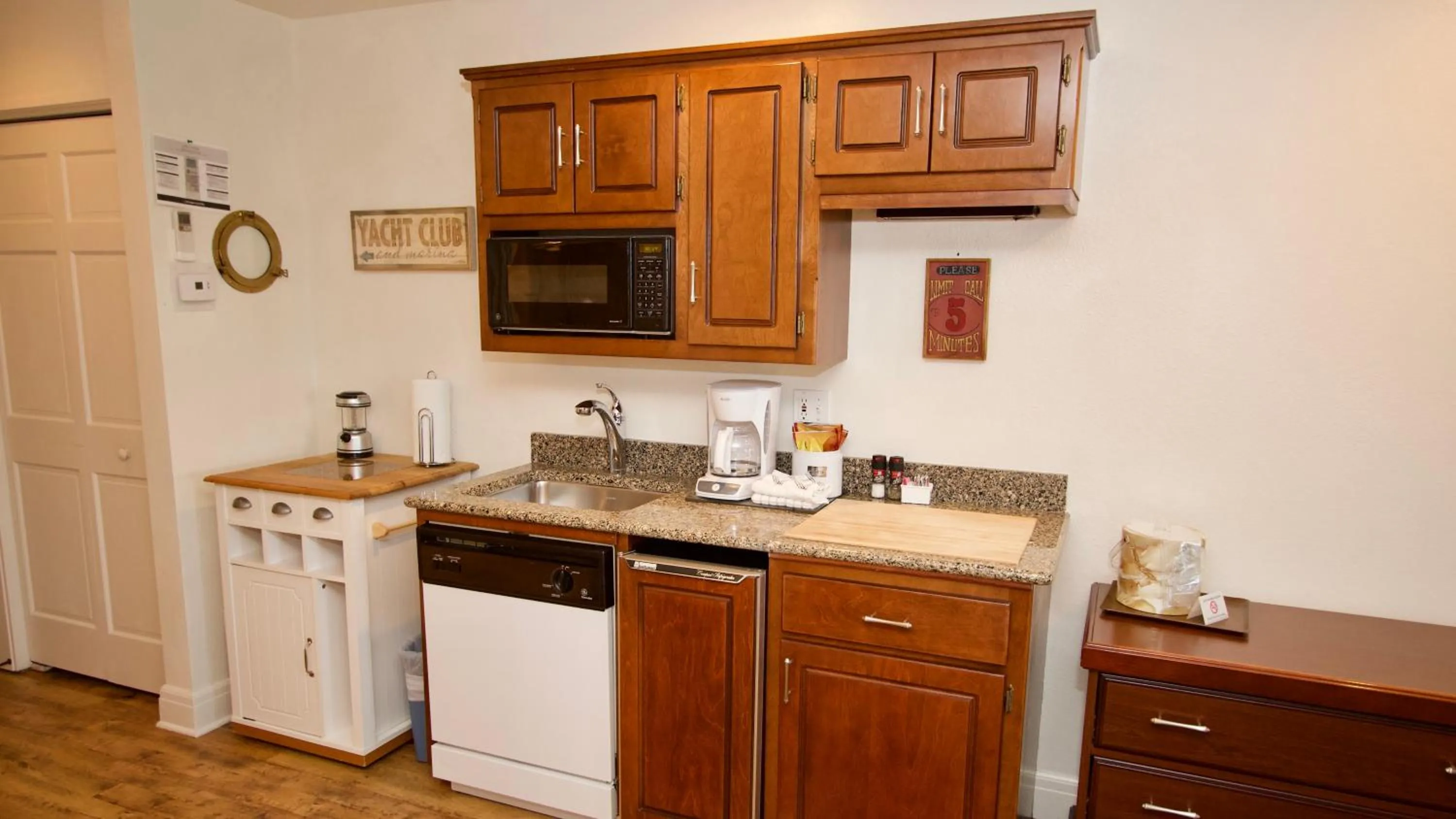 Kitchen or kitchenette in Baileys Harbor Yacht Club Resort