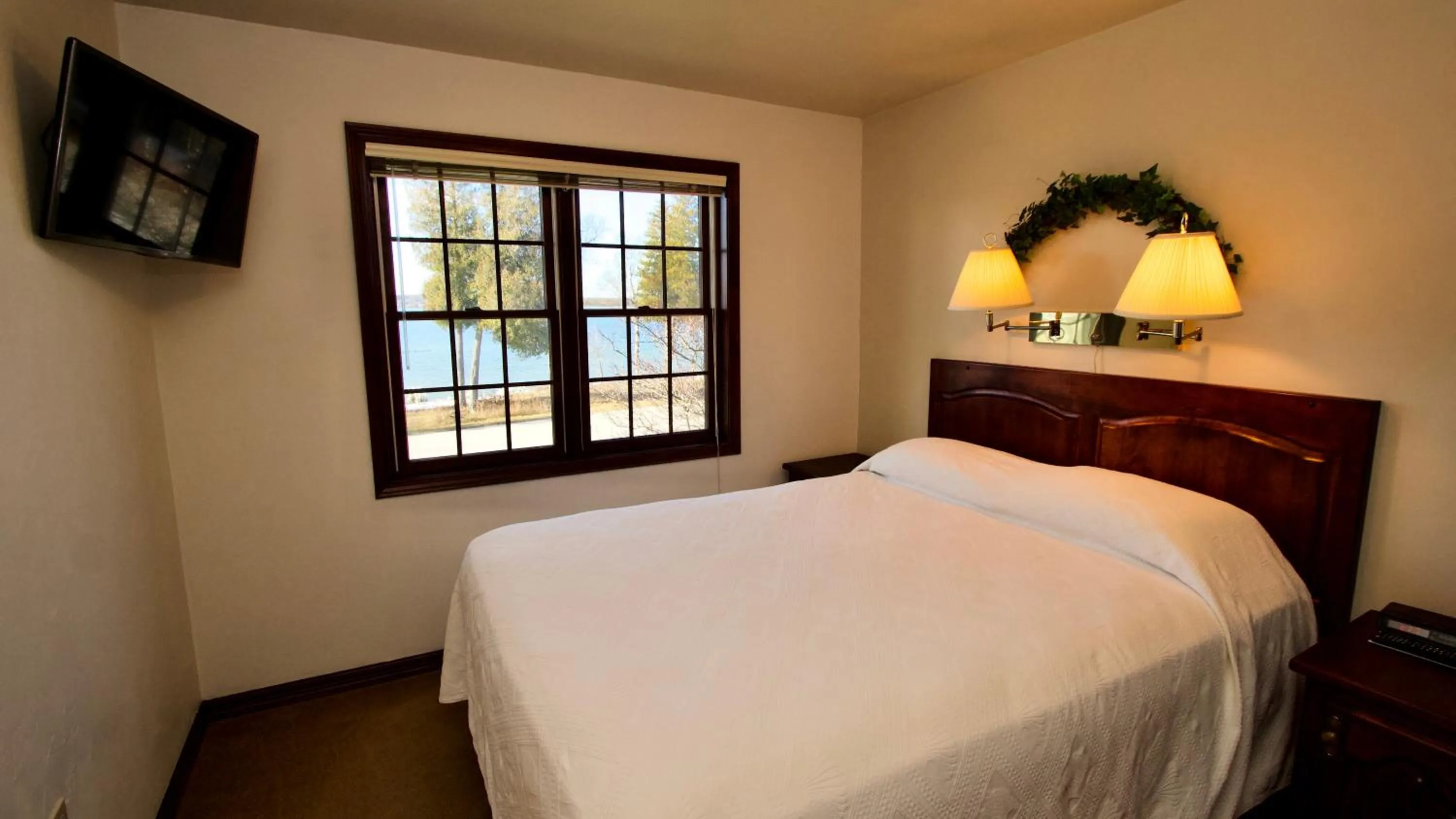 Bedroom, Bed in Baileys Harbor Yacht Club Resort
