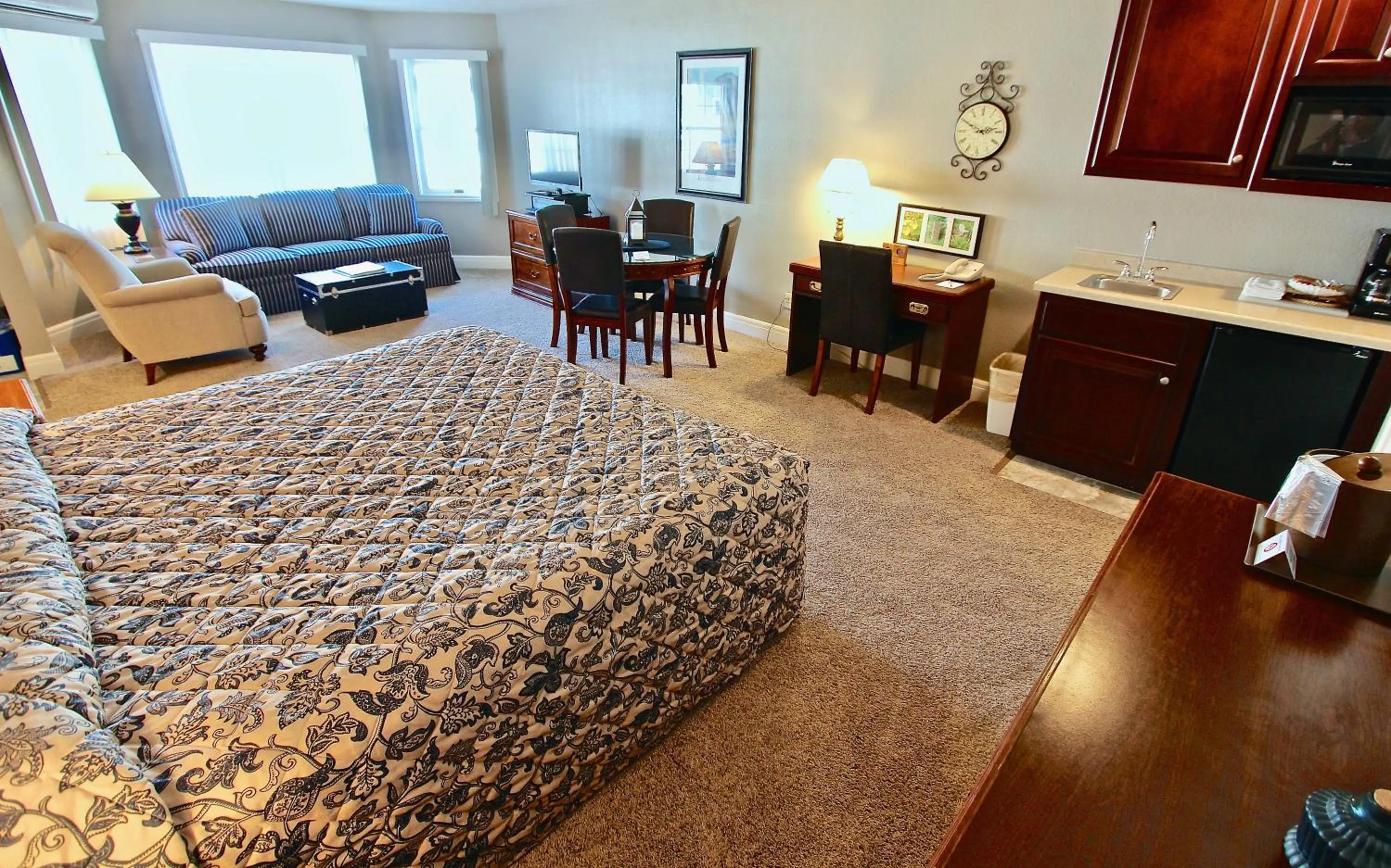 Photo of the whole room, Bed in Baileys Harbor Yacht Club Resort