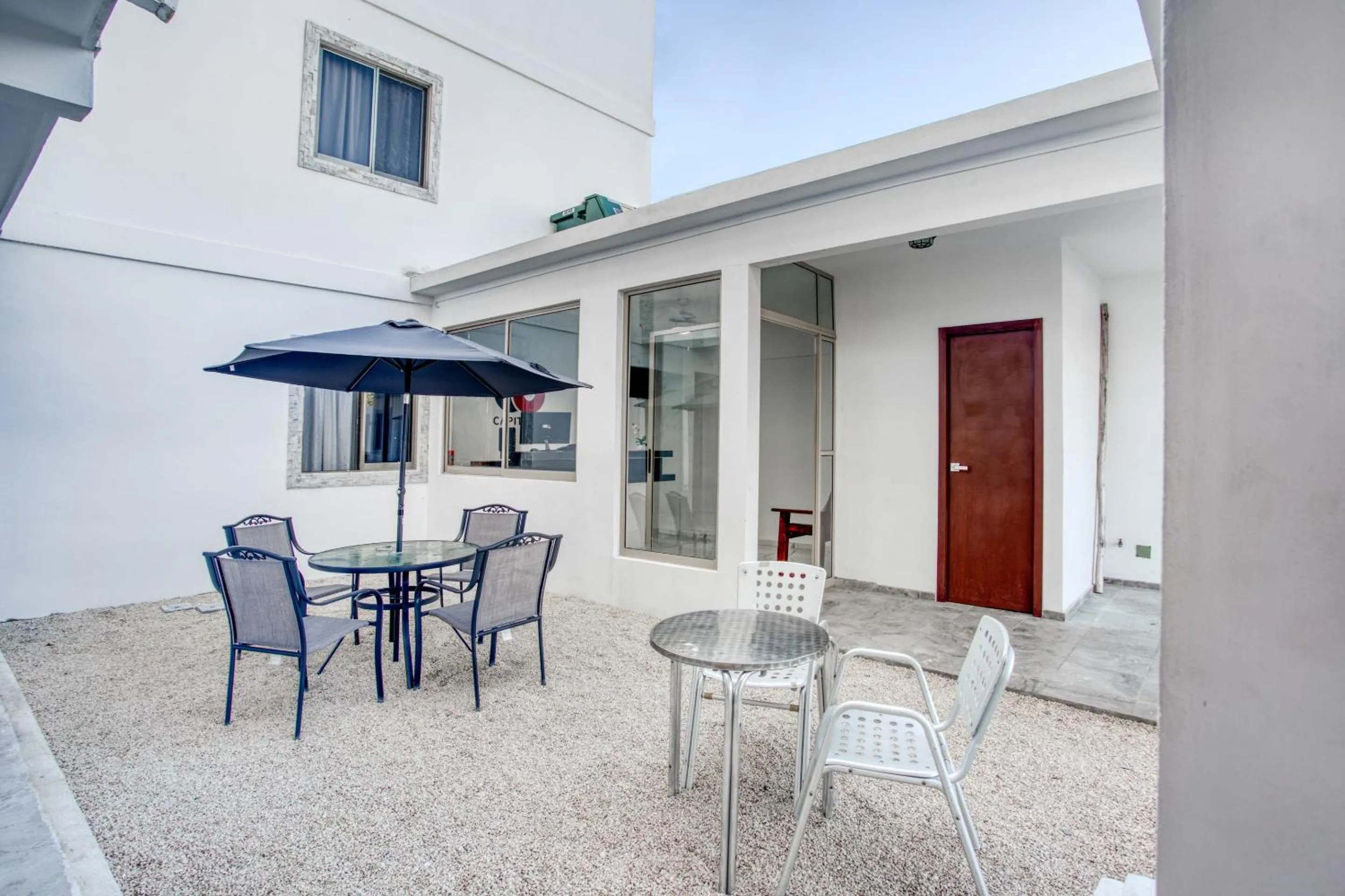 Restaurant/places to eat in Capital O Hotel Yukon