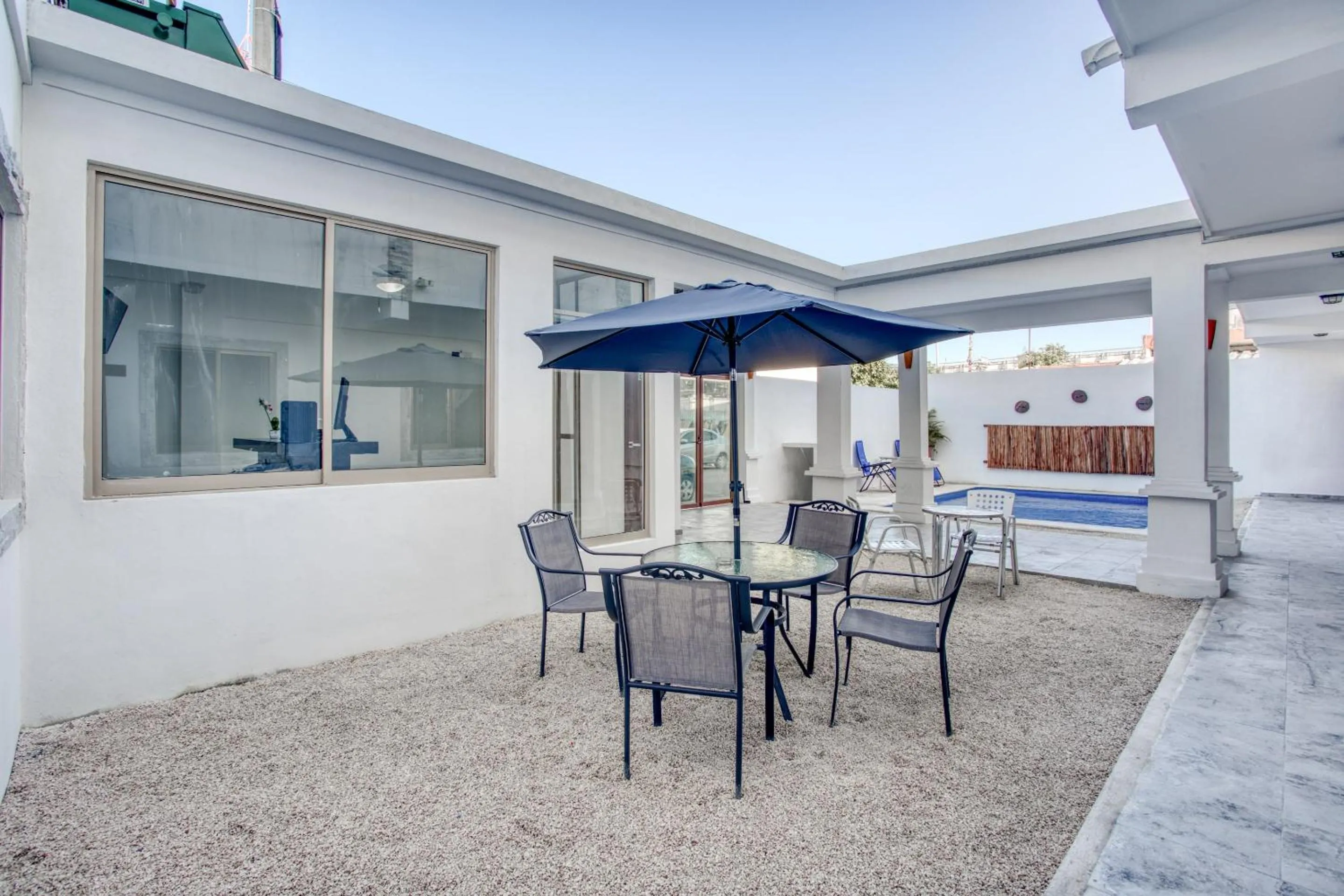 Restaurant/places to eat in Capital O Hotel Yukon