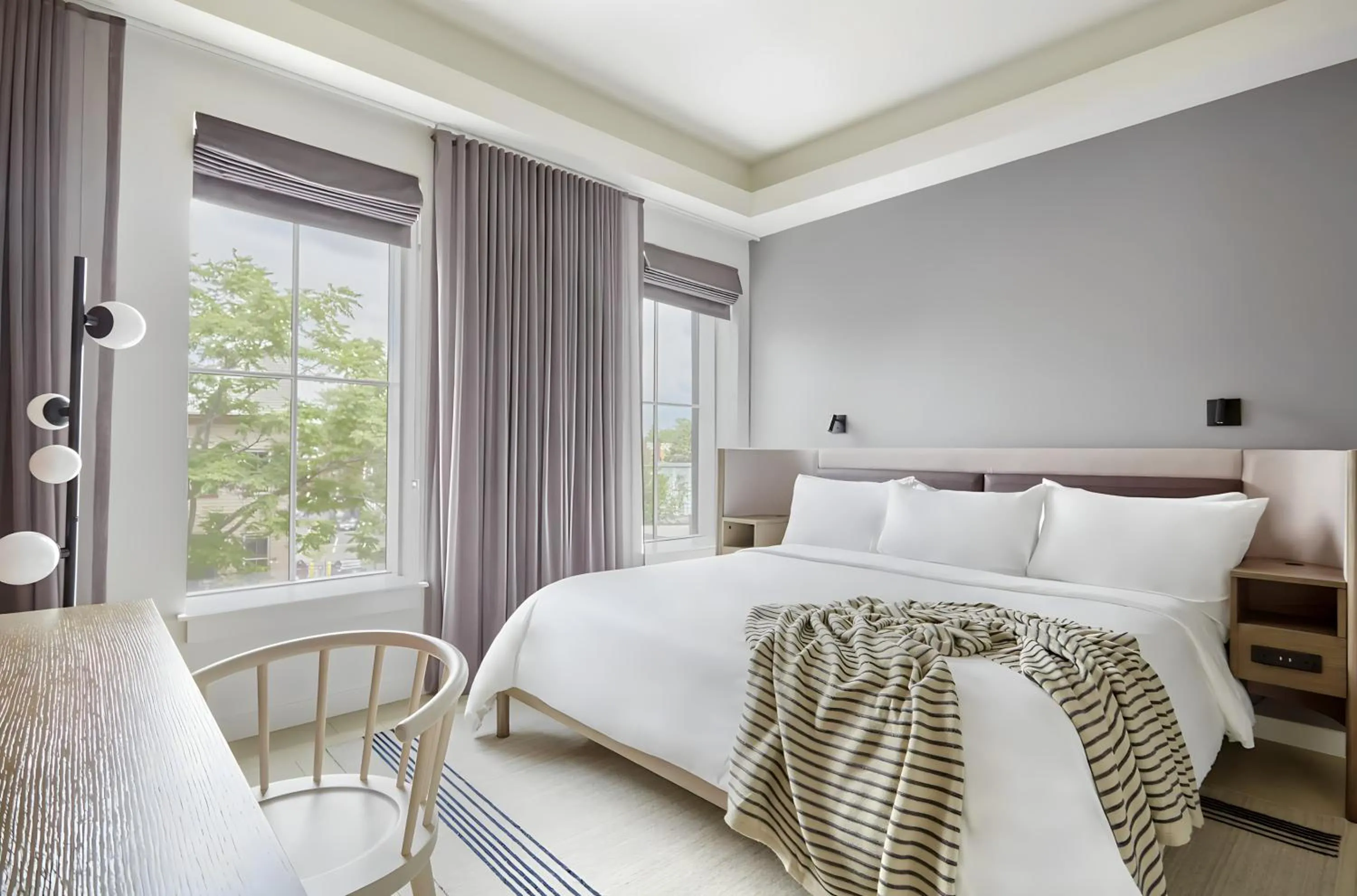 Bed in Lark Hotels 907 Main