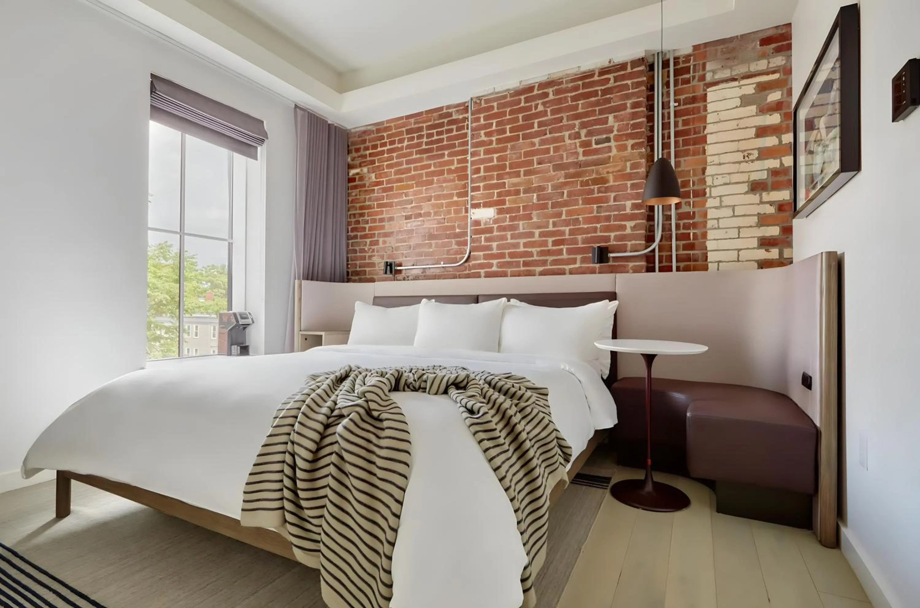 Bed in Lark Hotels 907 Main