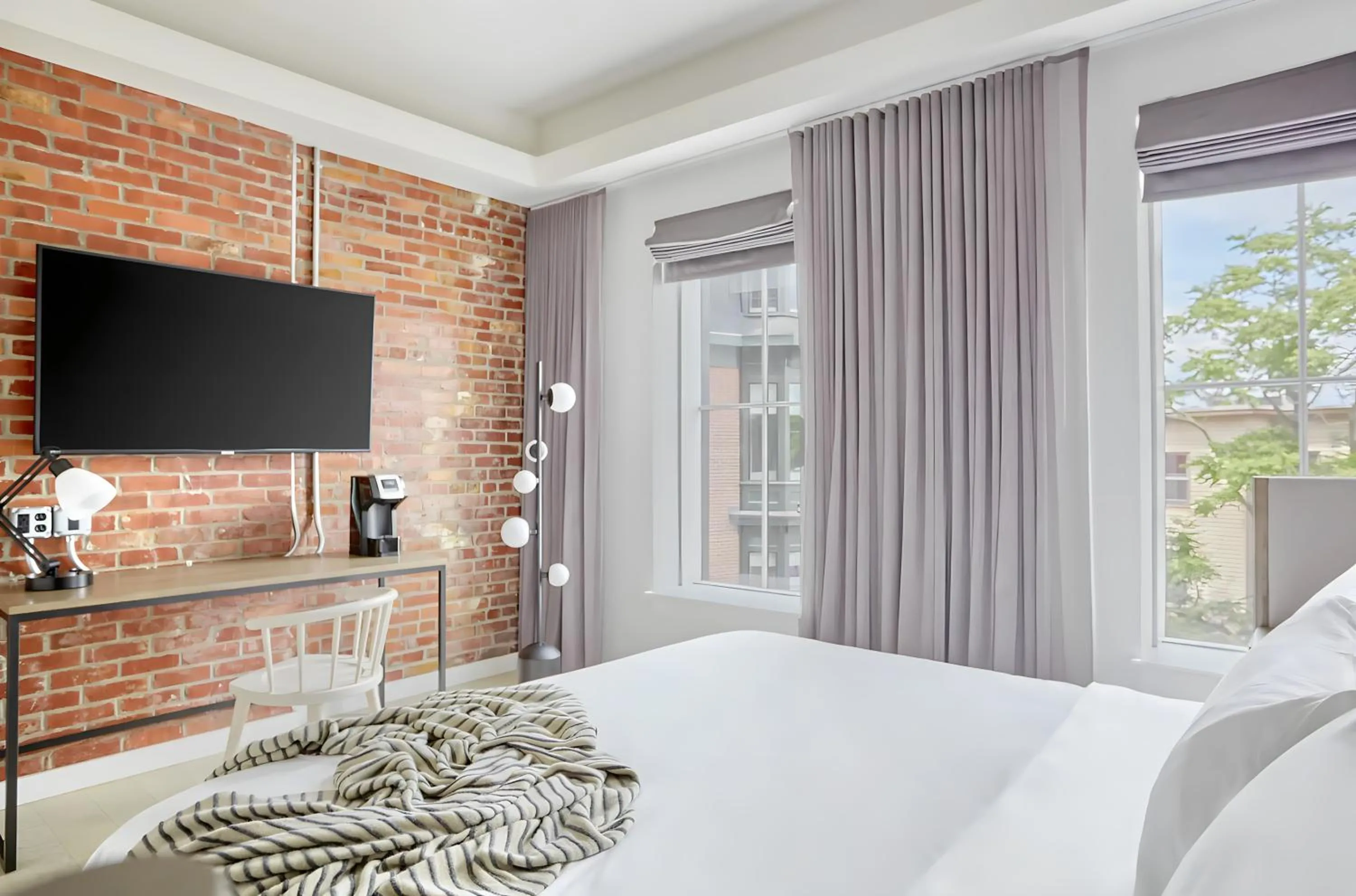 Bed in Lark Hotels 907 Main