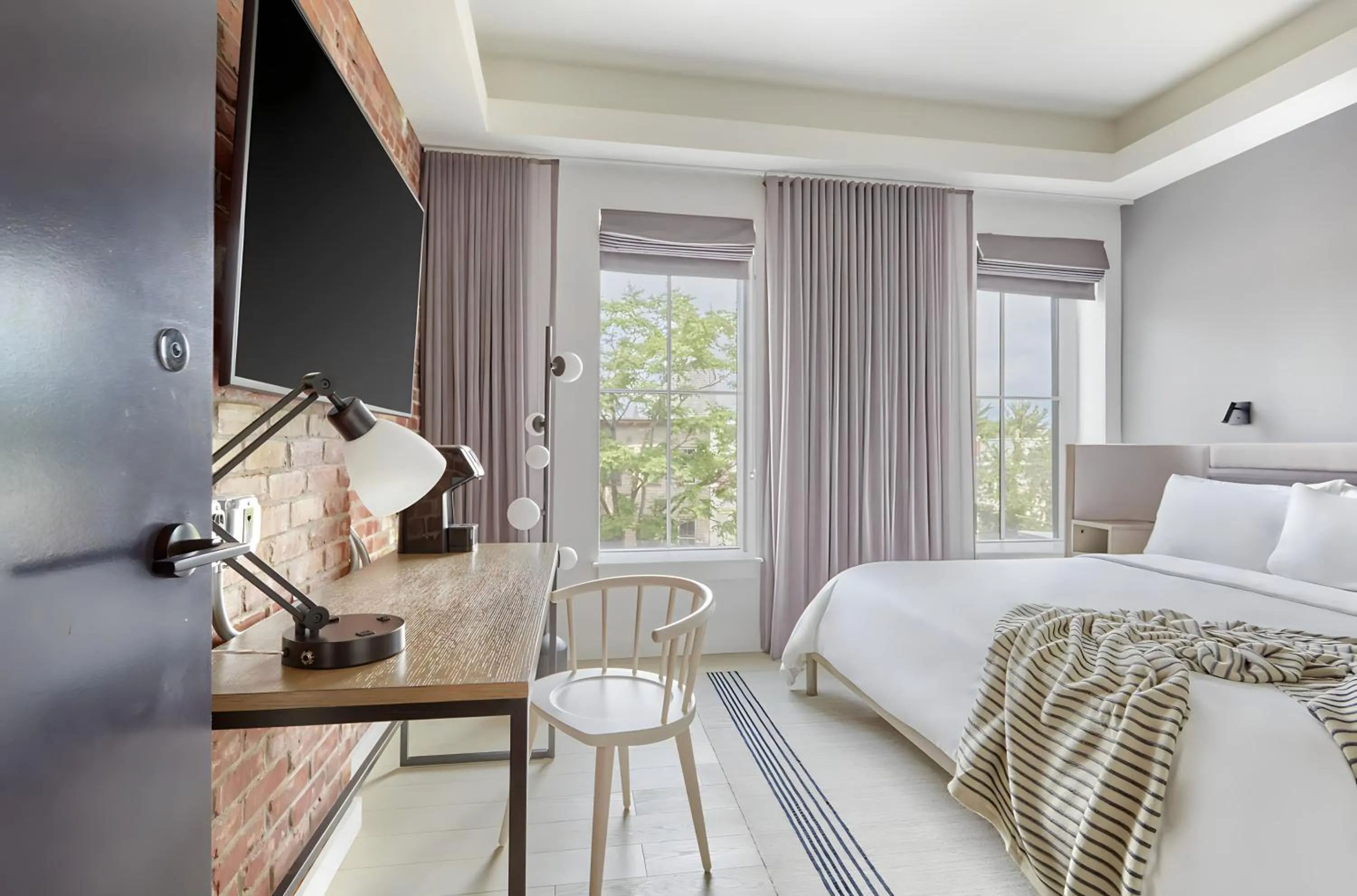 Bed in Lark Hotels 907 Main