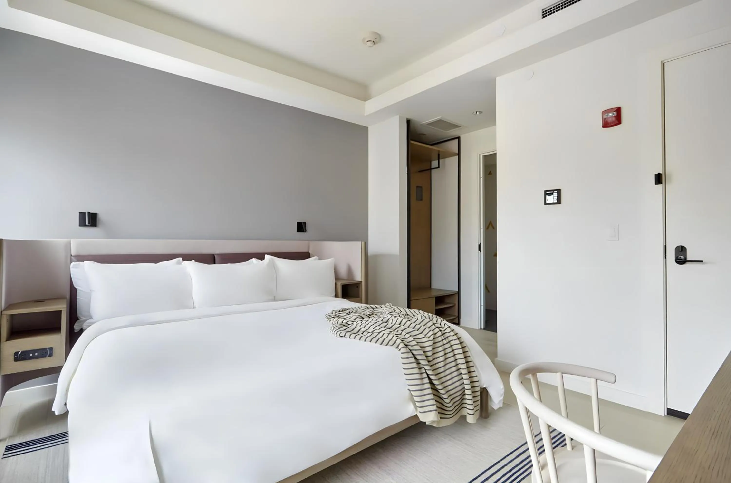 Bed in Lark Hotels 907 Main