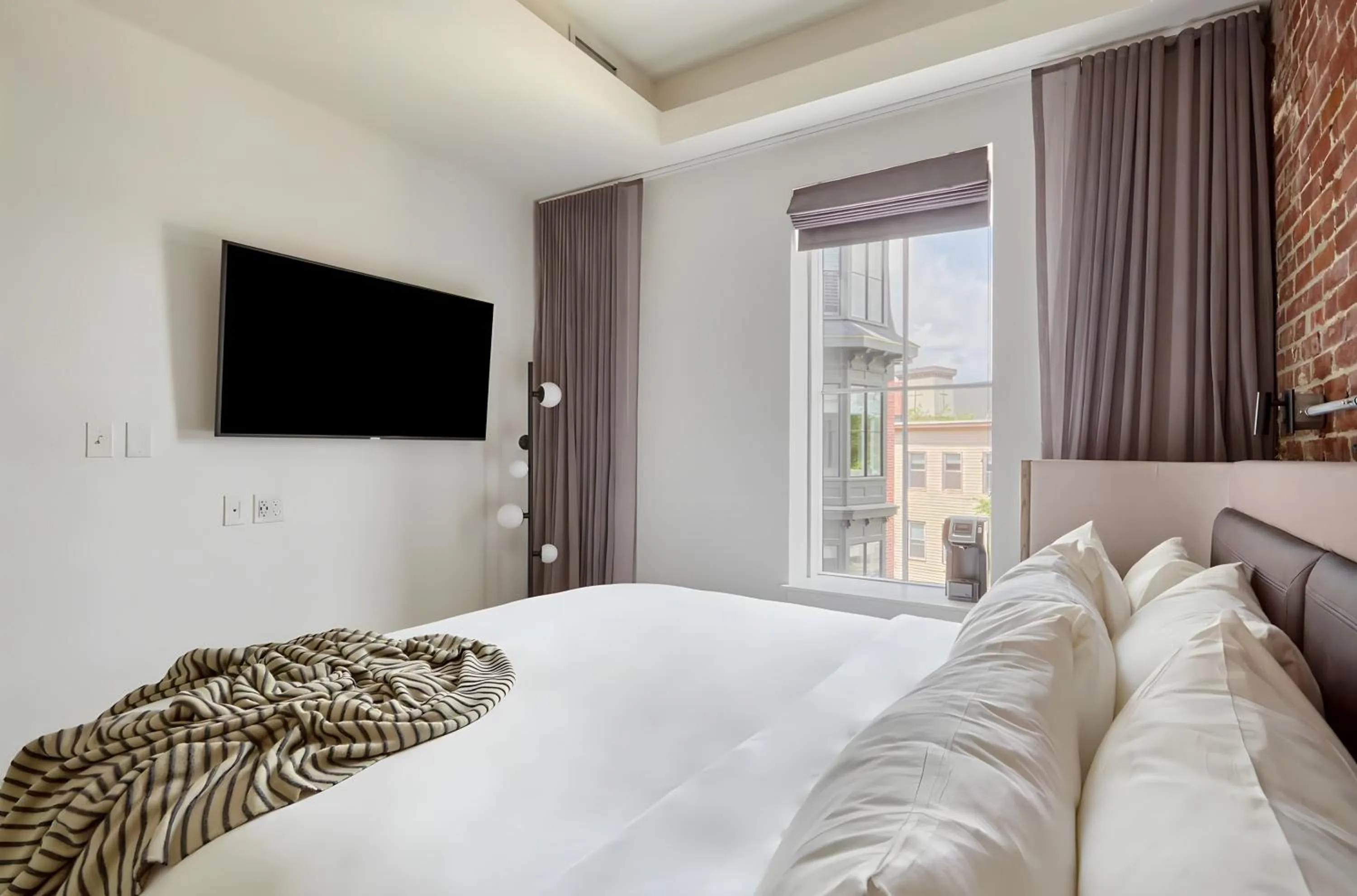 Bed in Lark Hotels 907 Main