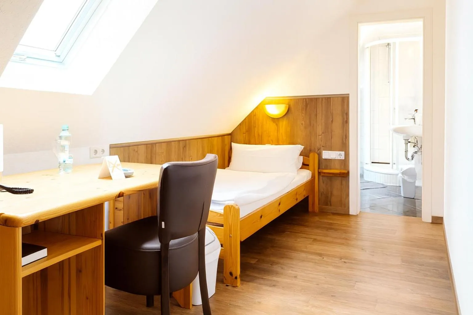 Bed in Hotel Orthwein -kostenfreie Parkplätze-