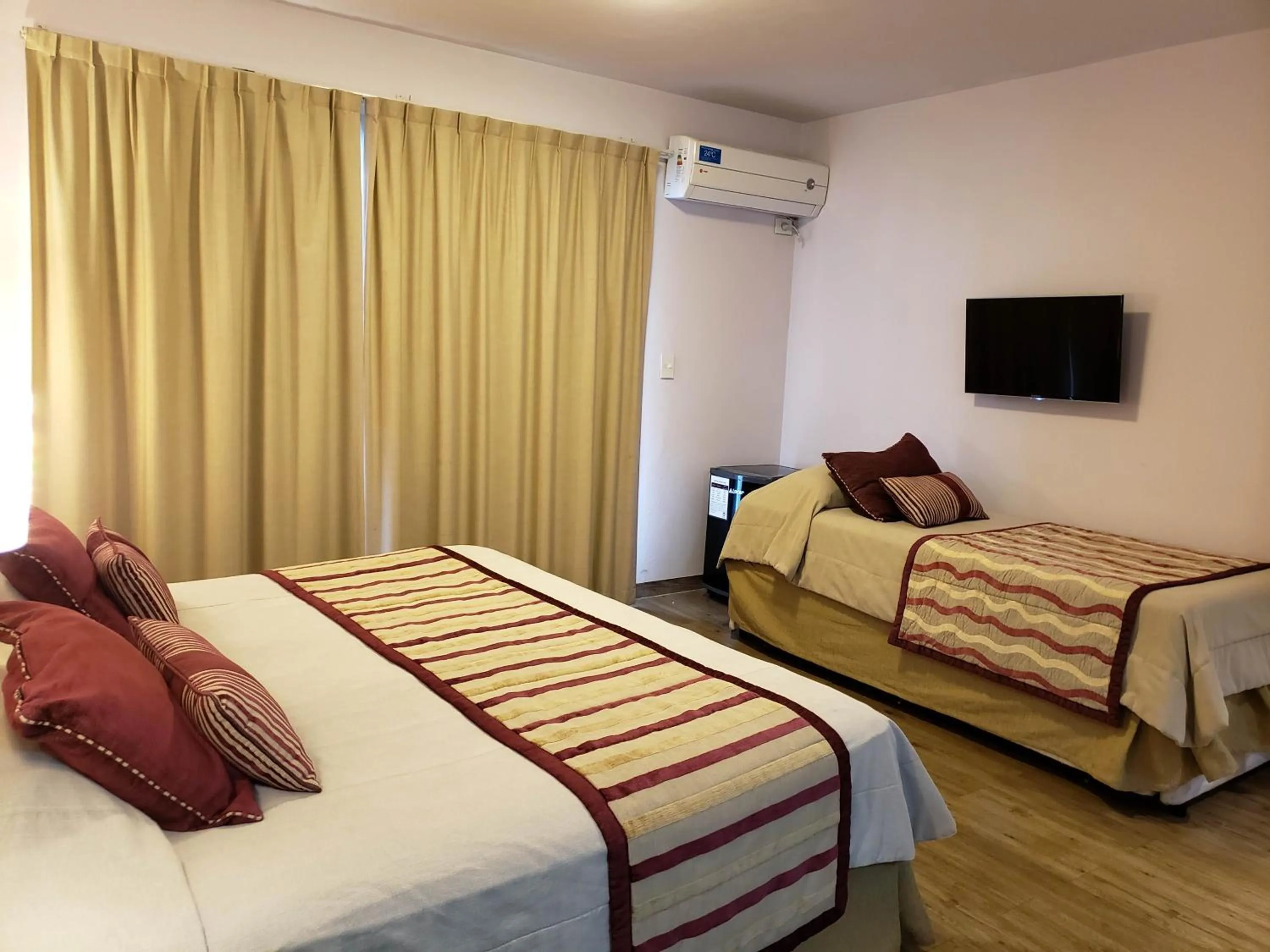 Photo of the whole room, Bed in Hotel Continental