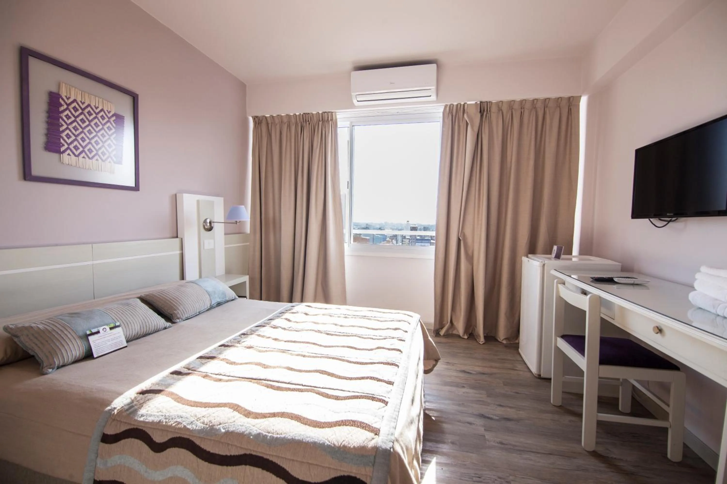 Day, Bed in Hotel Continental