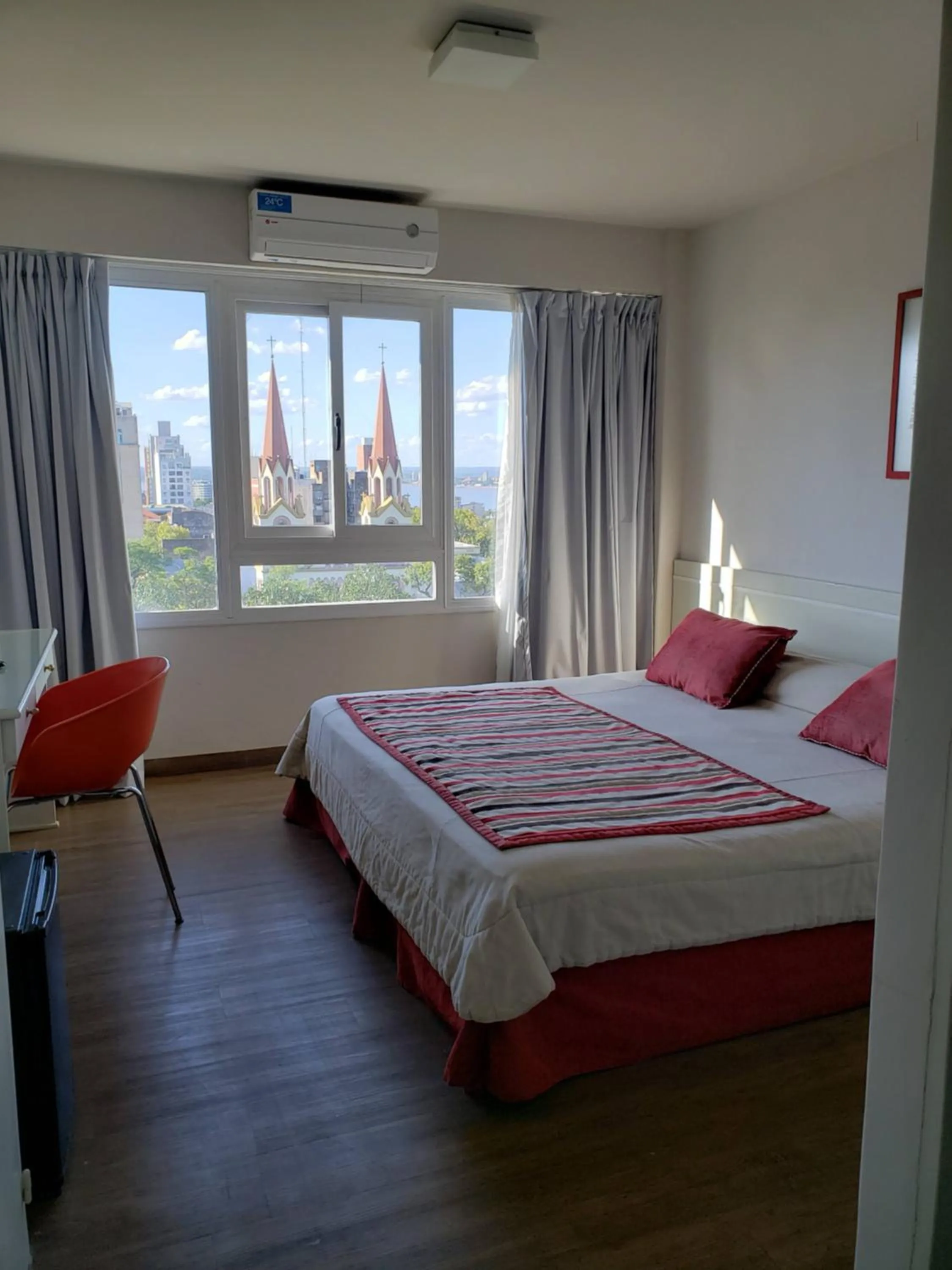 Photo of the whole room, Bed in Hotel Continental