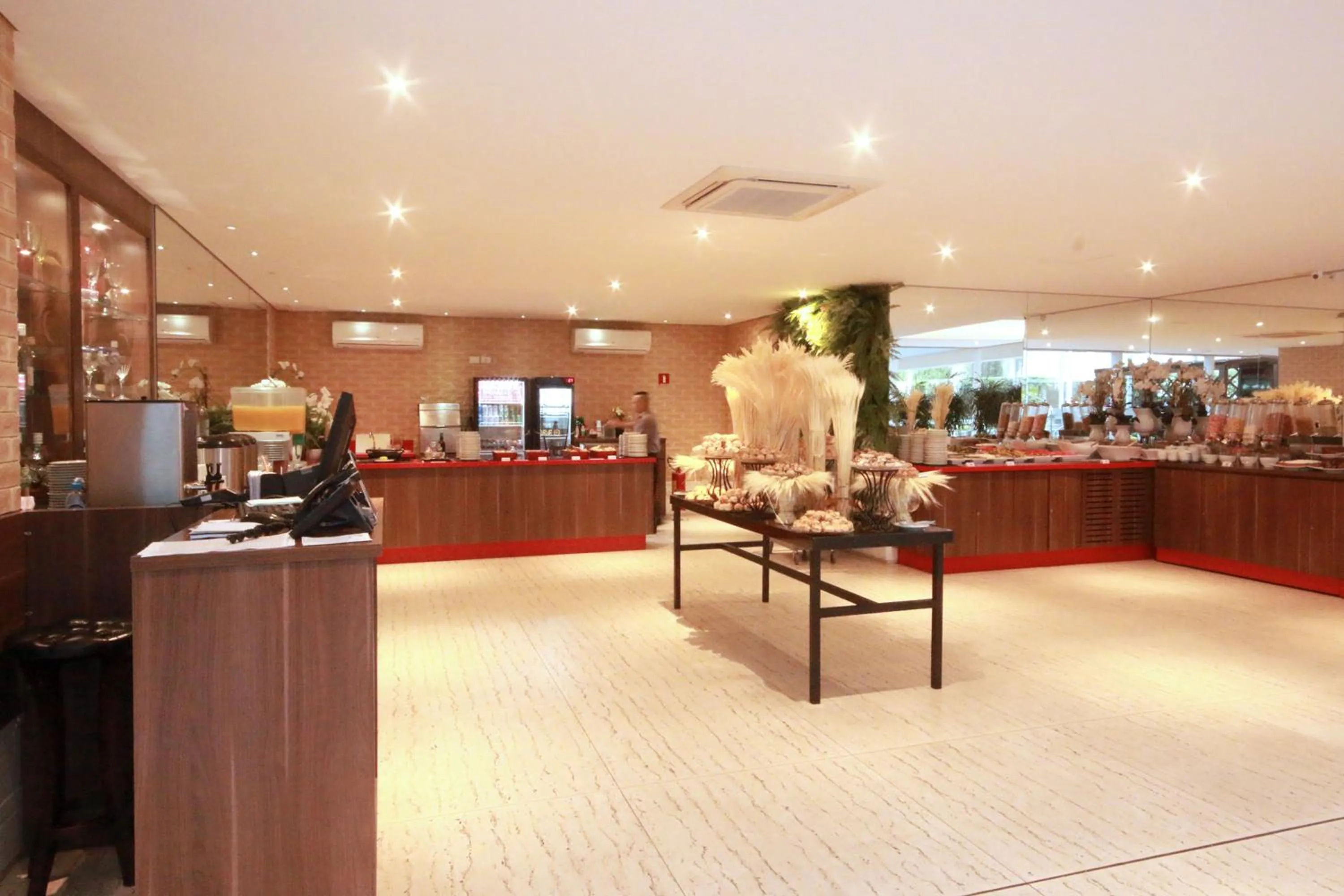 Restaurant/places to eat in Ez Aclimação Hotel