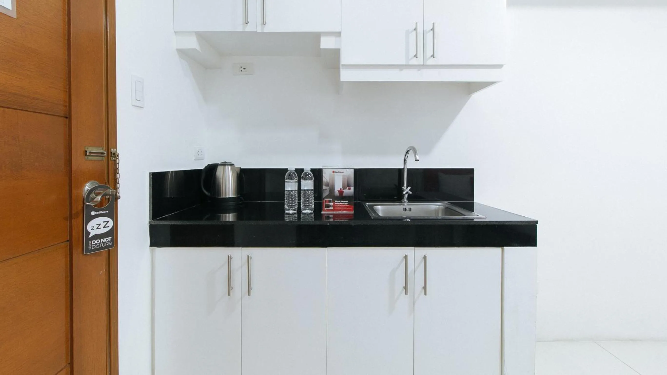 Kitchen or kitchenette in RedDoorz at DBuilders Rooms Bangkal Makati