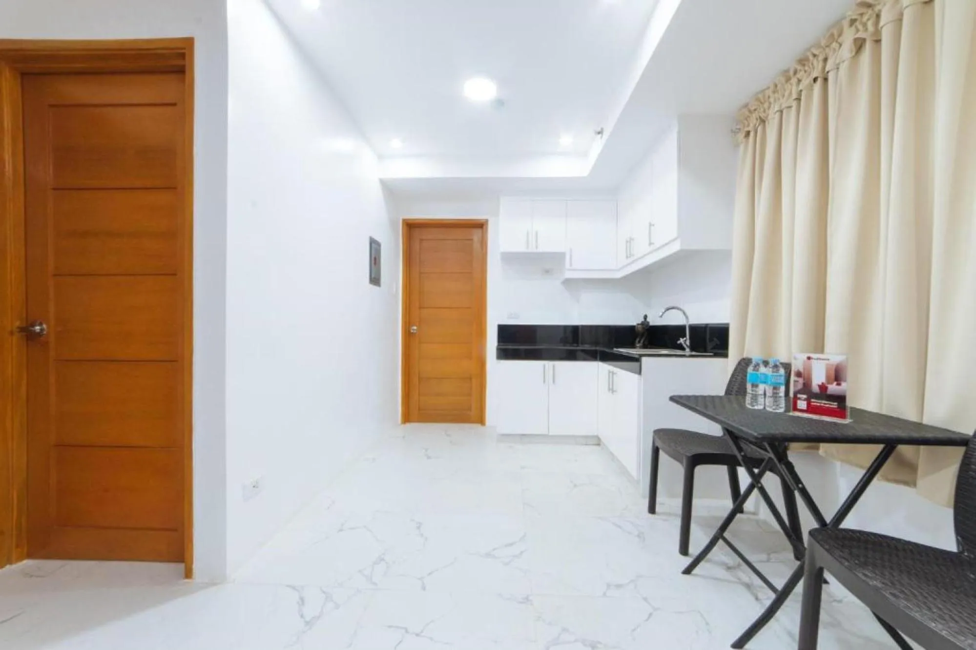 Kitchen or kitchenette in RedDoorz at DBuilders Rooms Bangkal Makati