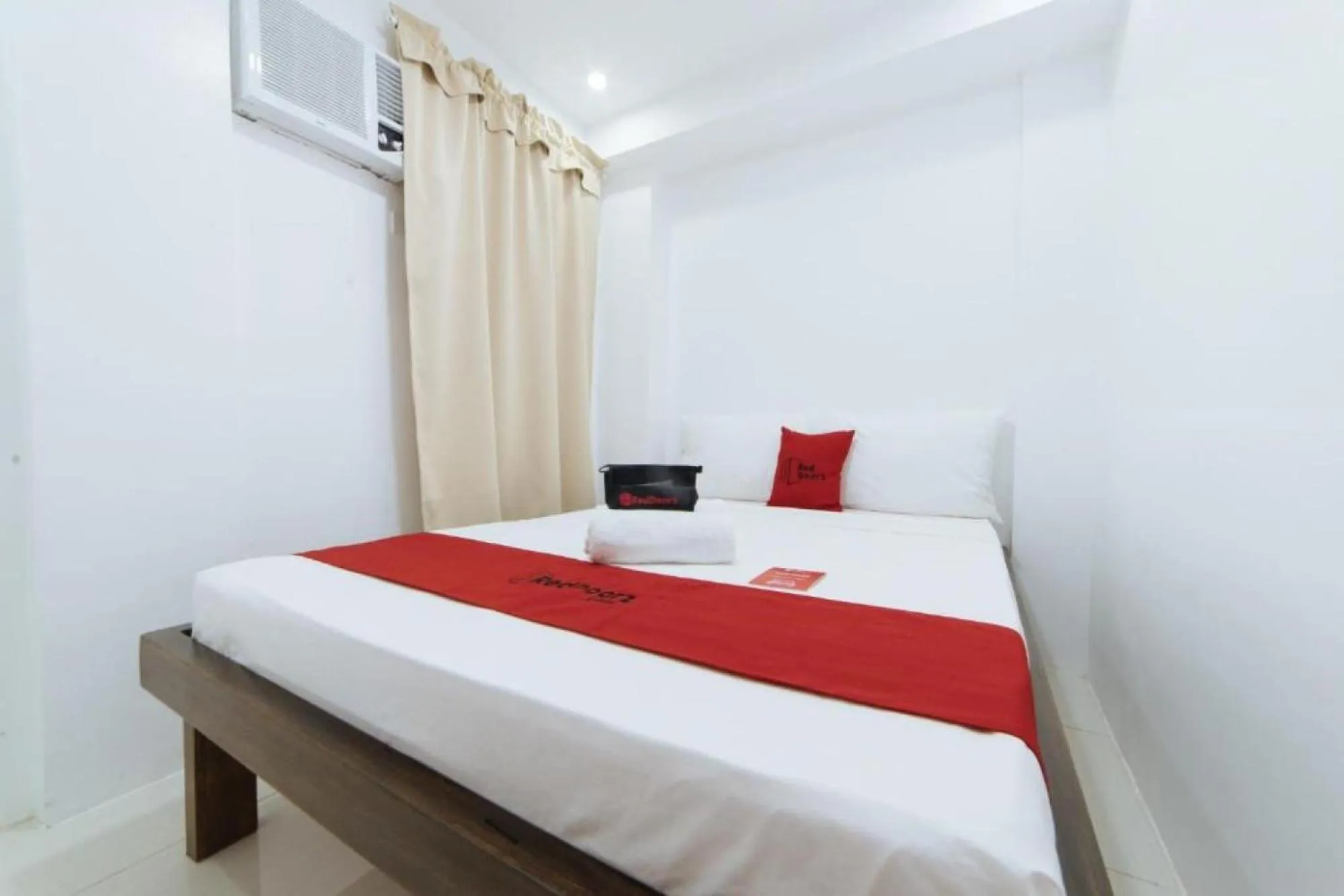 Bed in RedDoorz at DBuilders Rooms Bangkal Makati