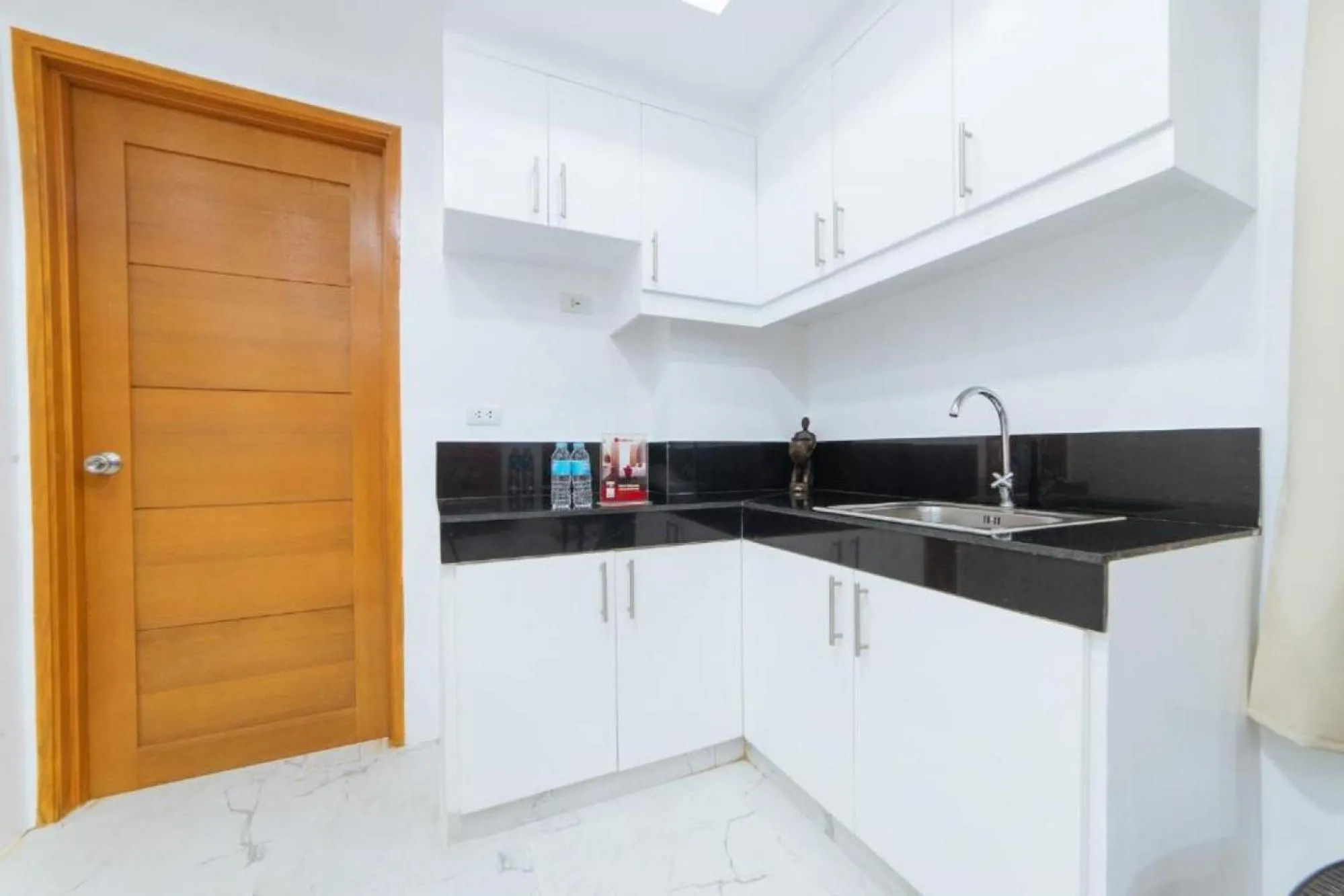 Kitchen or kitchenette in RedDoorz at DBuilders Rooms Bangkal Makati