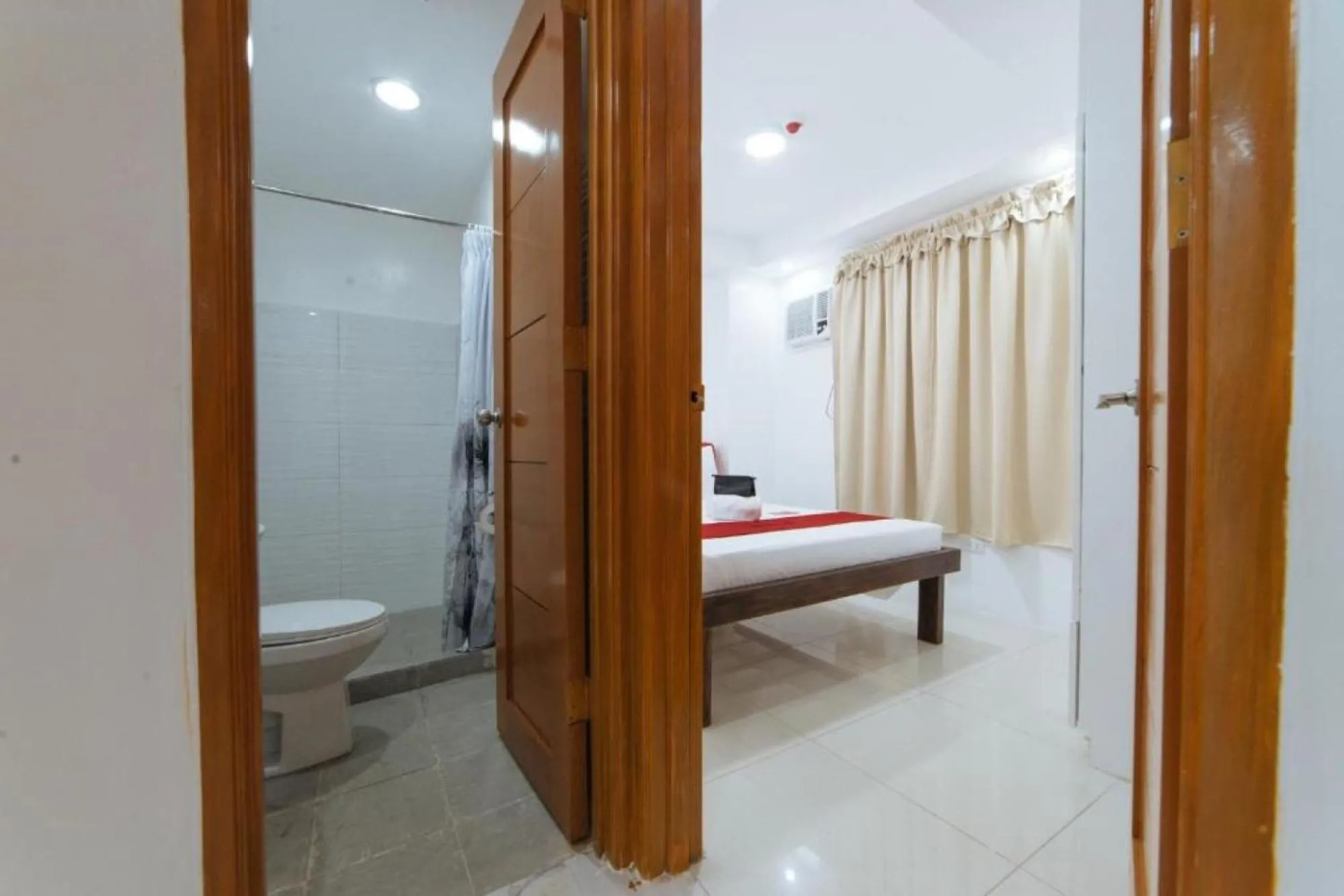 Bathroom in RedDoorz at DBuilders Rooms Bangkal Makati