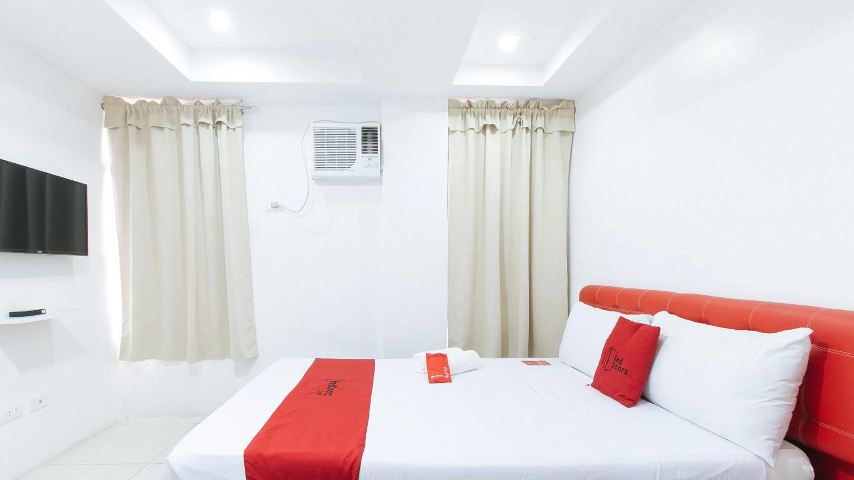 Bedroom in RedDoorz at DBuilders Rooms Bangkal Makati