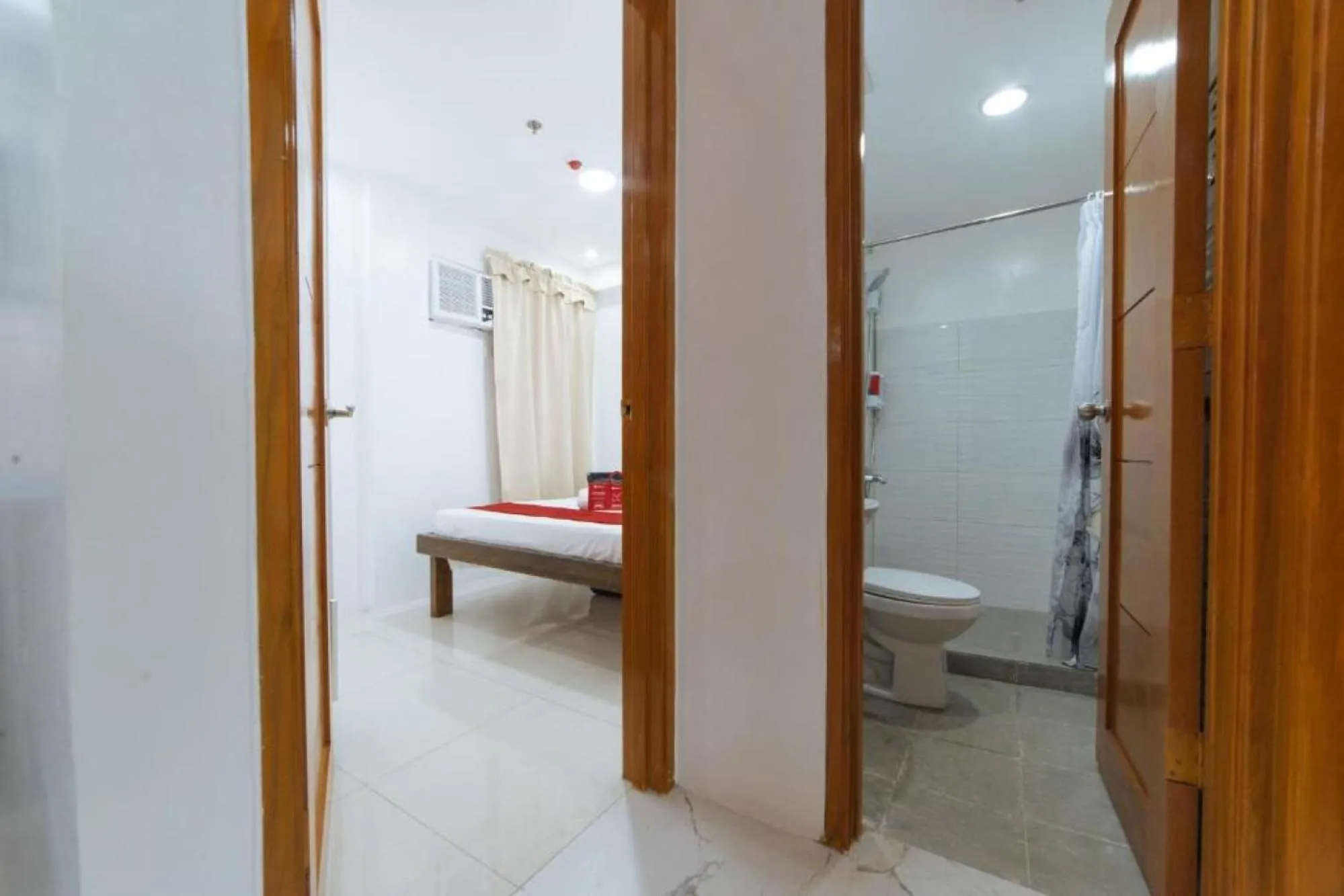 Bathroom in RedDoorz at DBuilders Rooms Bangkal Makati
