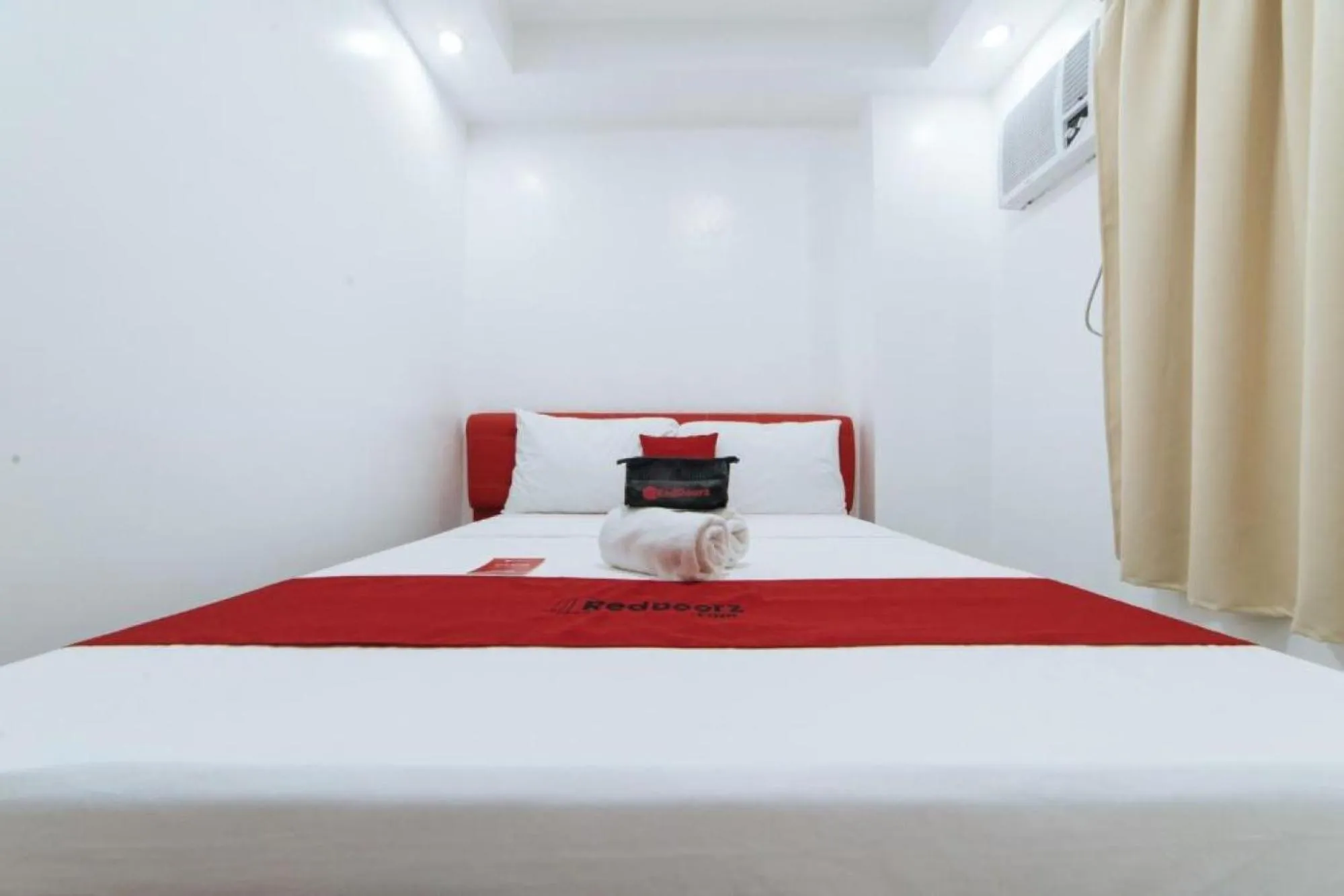 Bedroom in RedDoorz at DBuilders Rooms Bangkal Makati