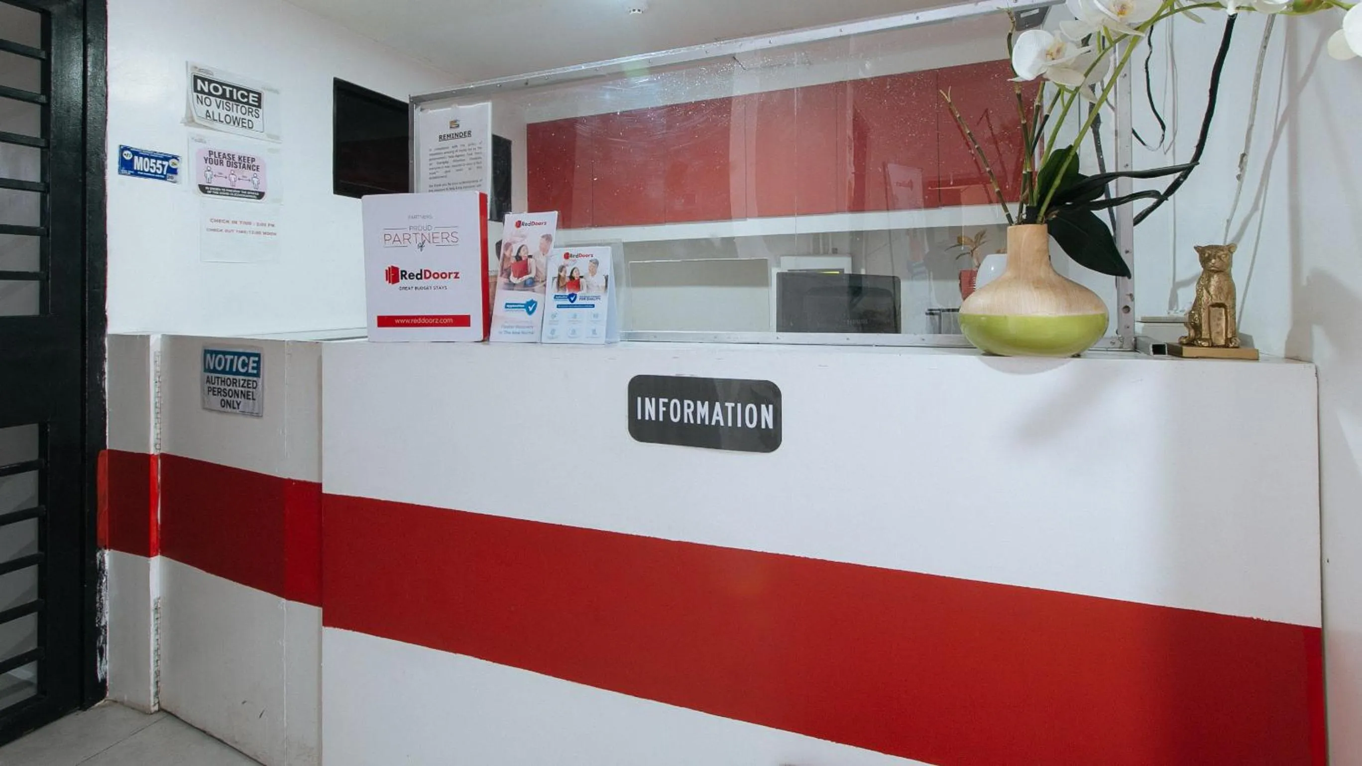 Lobby or reception in RedDoorz at DBuilders Rooms Bangkal Makati