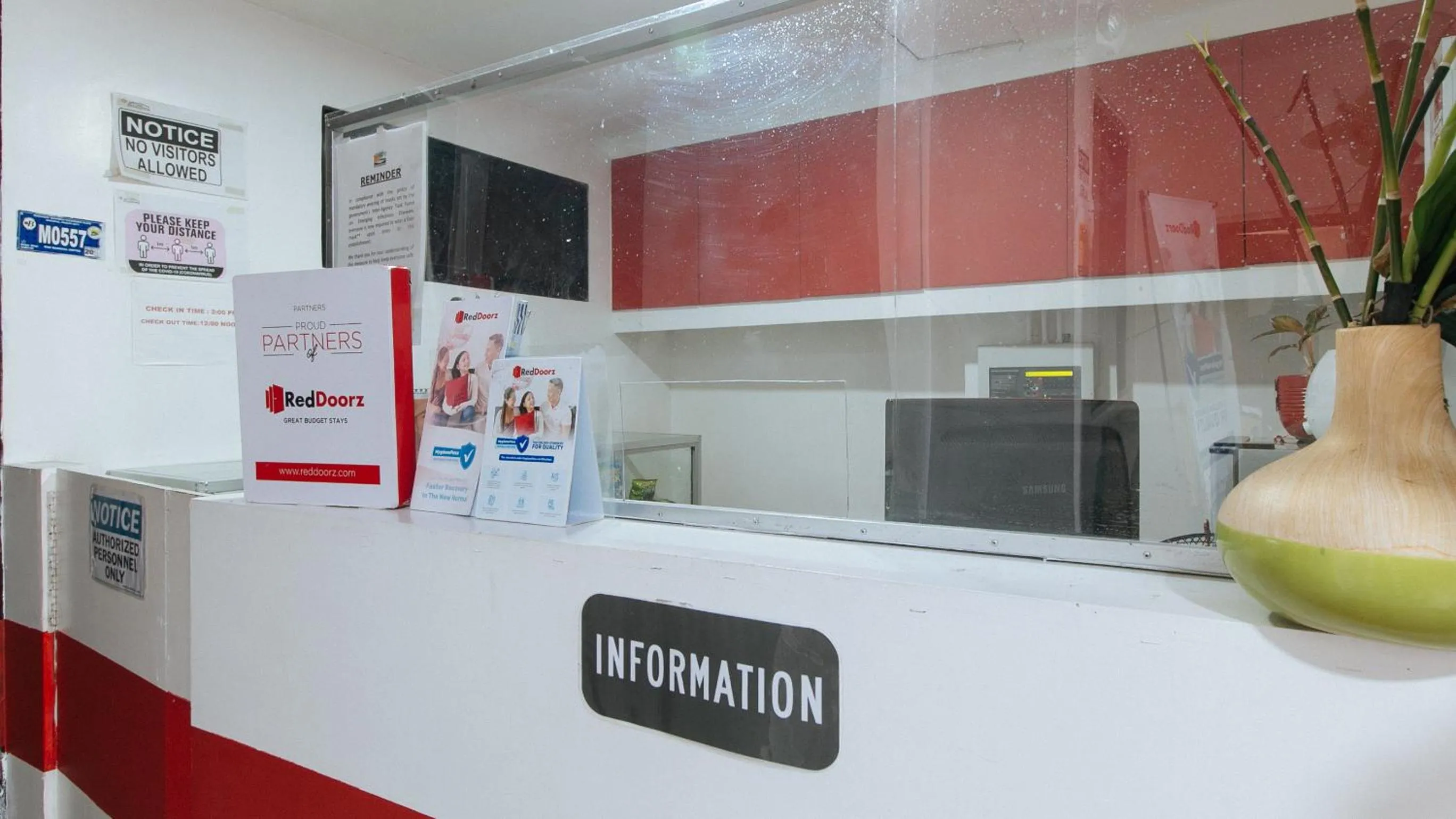Lobby or reception in RedDoorz at DBuilders Rooms Bangkal Makati