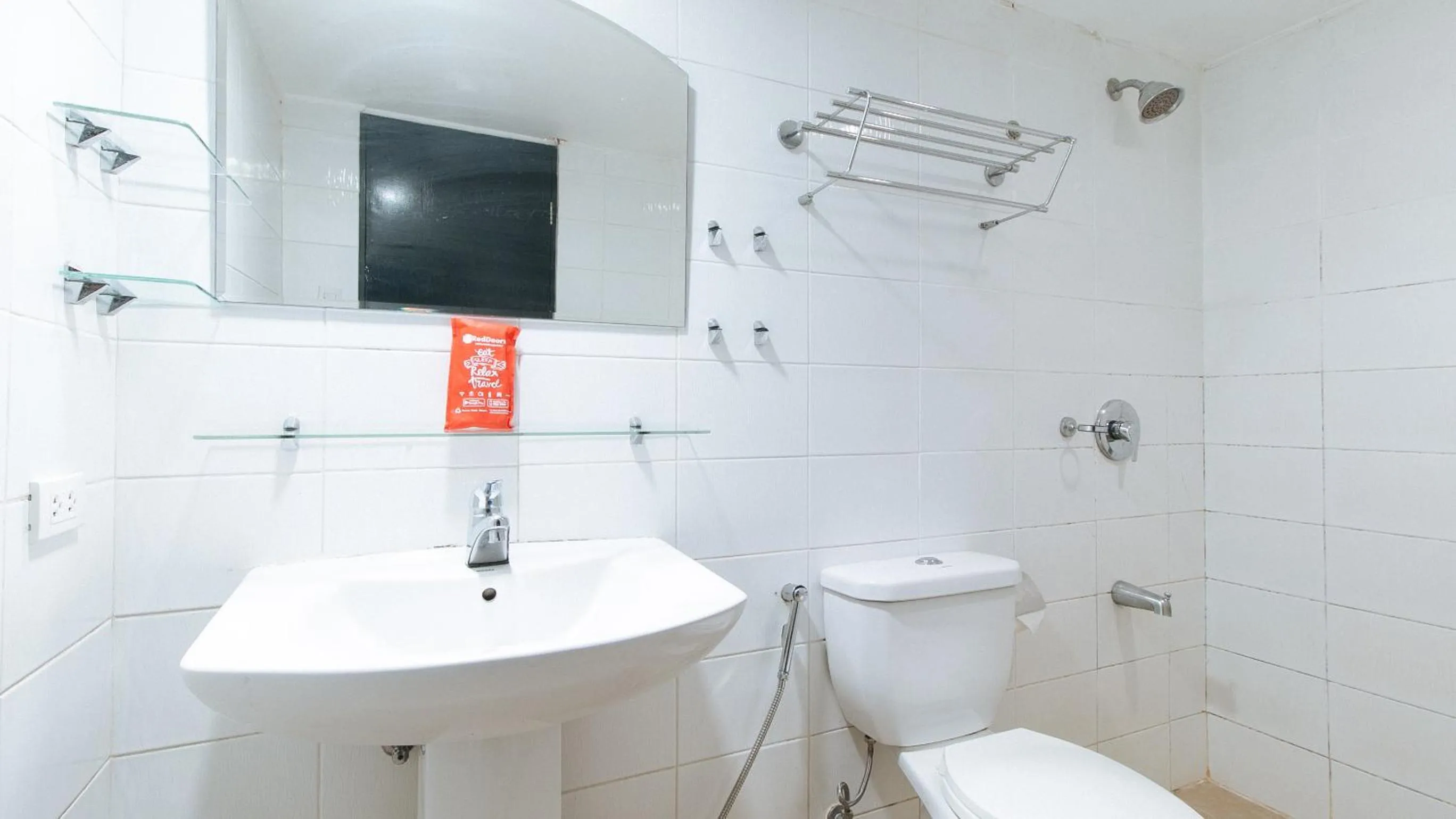 Bathroom in RedDoorz at DBuilders Rooms Bangkal Makati