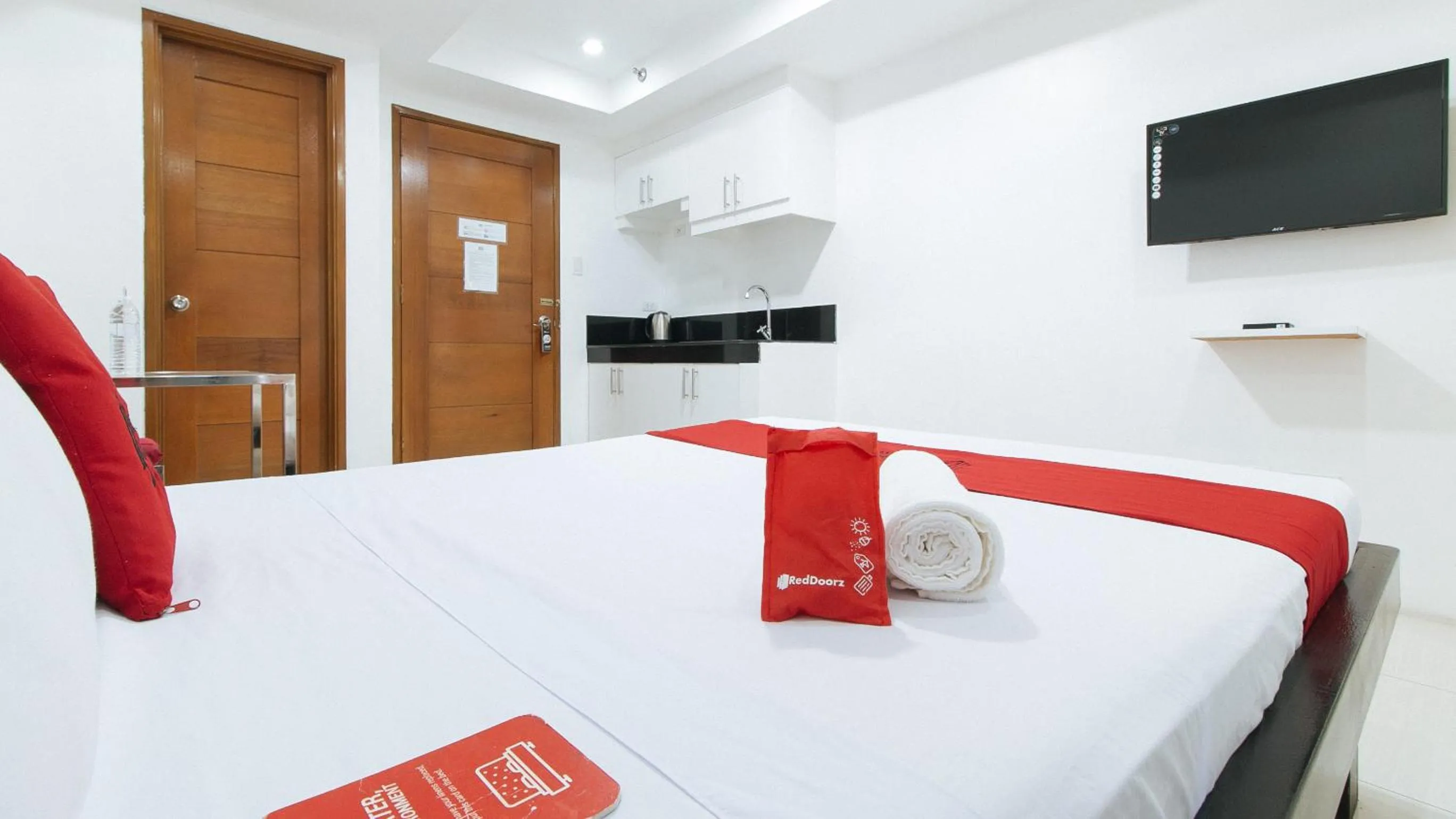 TV and multimedia in RedDoorz at DBuilders Rooms Bangkal Makati