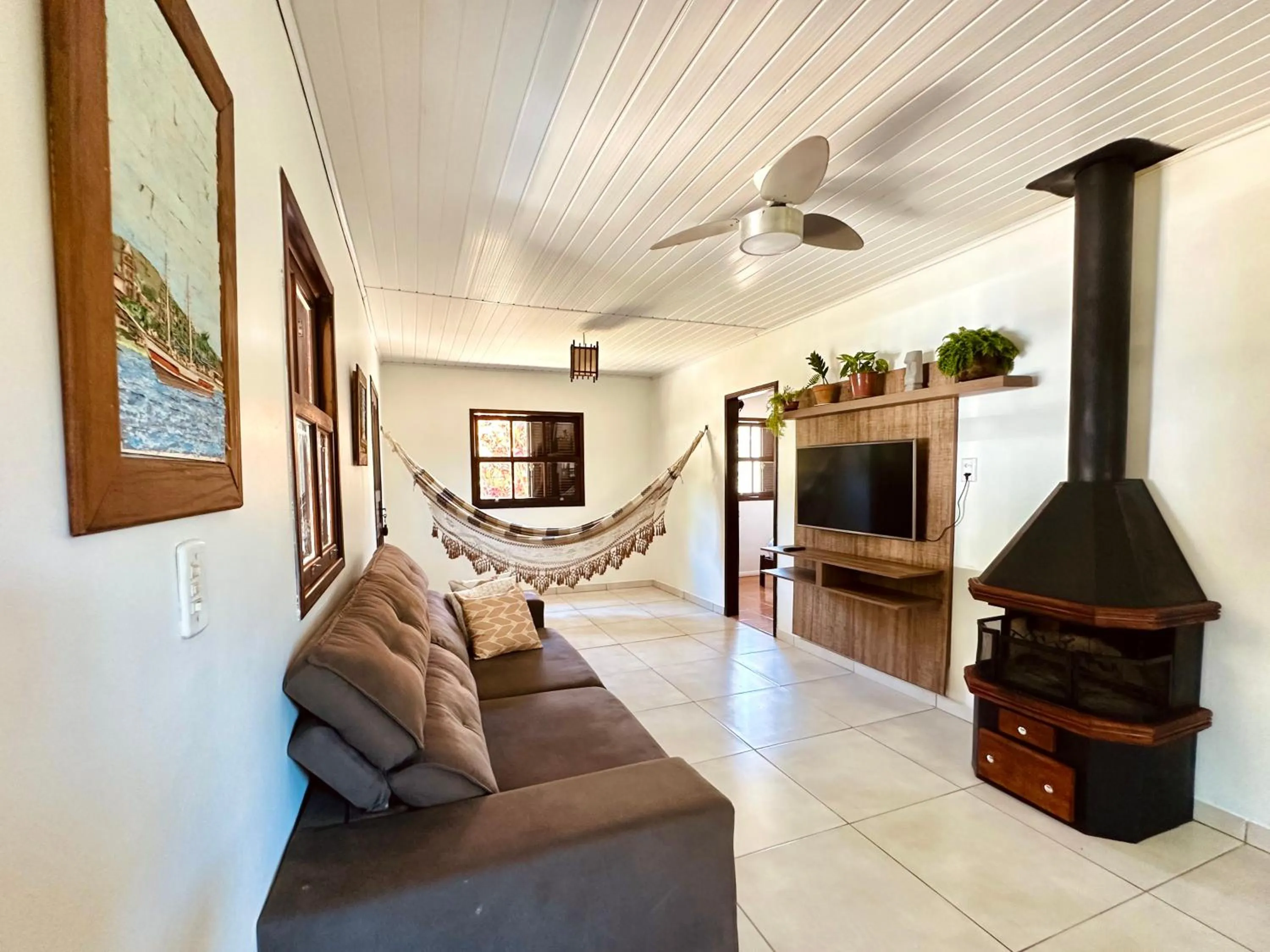 Communal lounge/ TV room in Pousada Lagoa Encantada