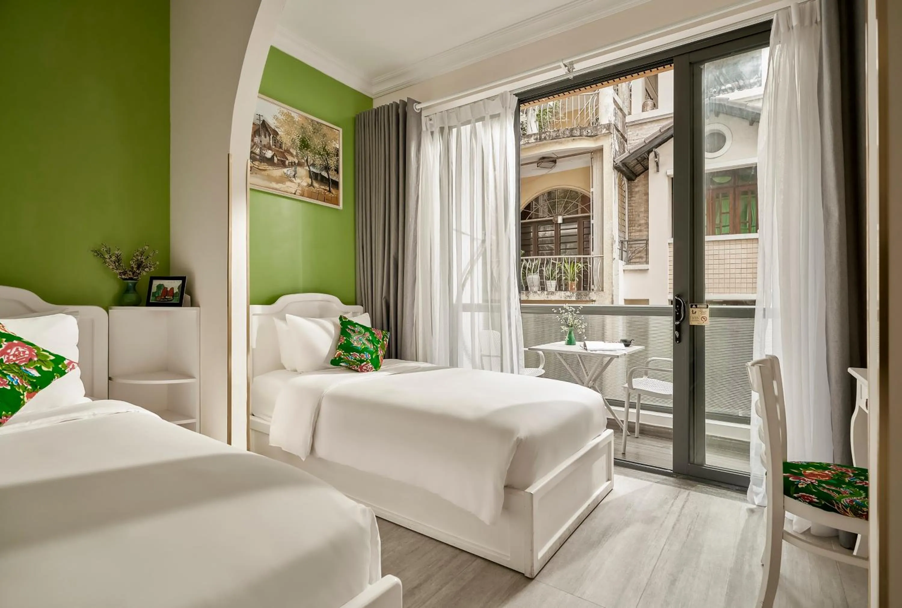 Balcony/Terrace, Bed in Chez Mimosa Petite - Free Laundry