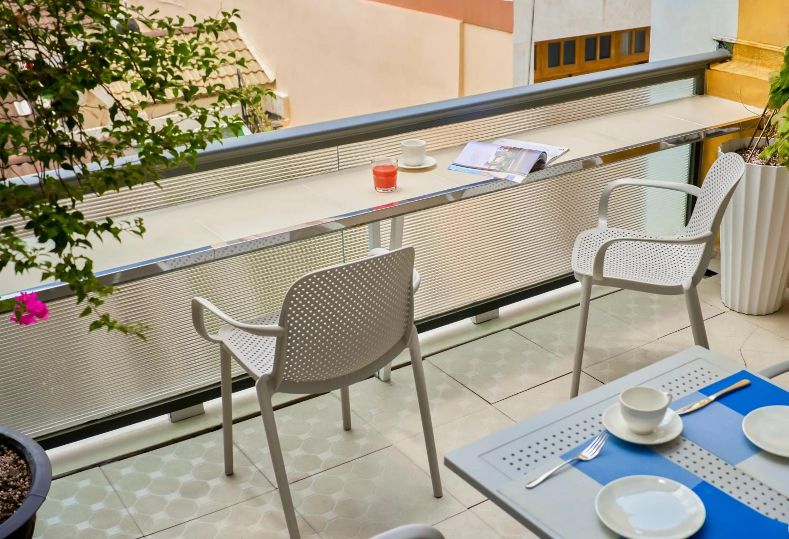 Restaurant/places to eat in Chez Mimosa Petite - Free Laundry