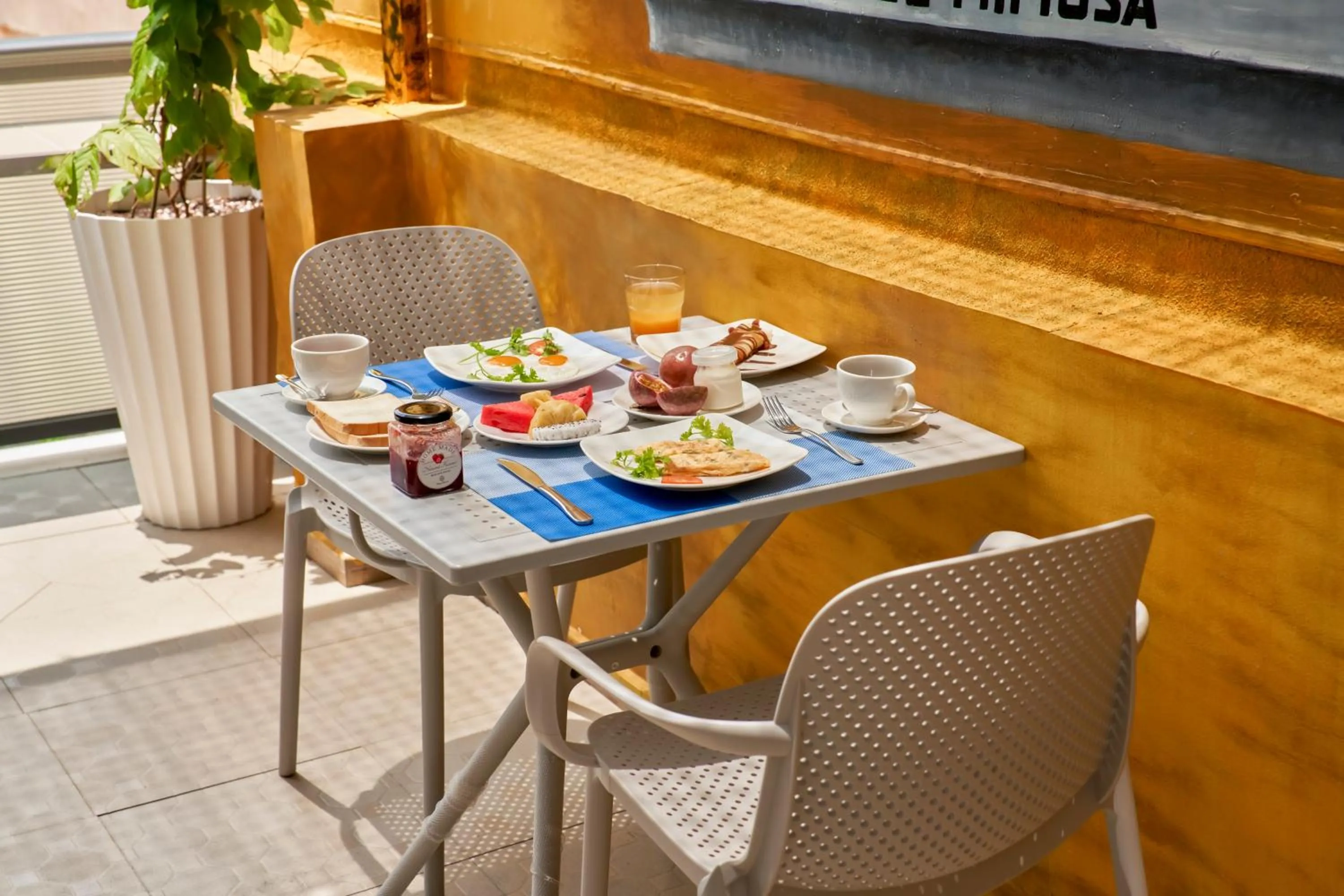 Breakfast in Chez Mimosa Petite - Free Laundry