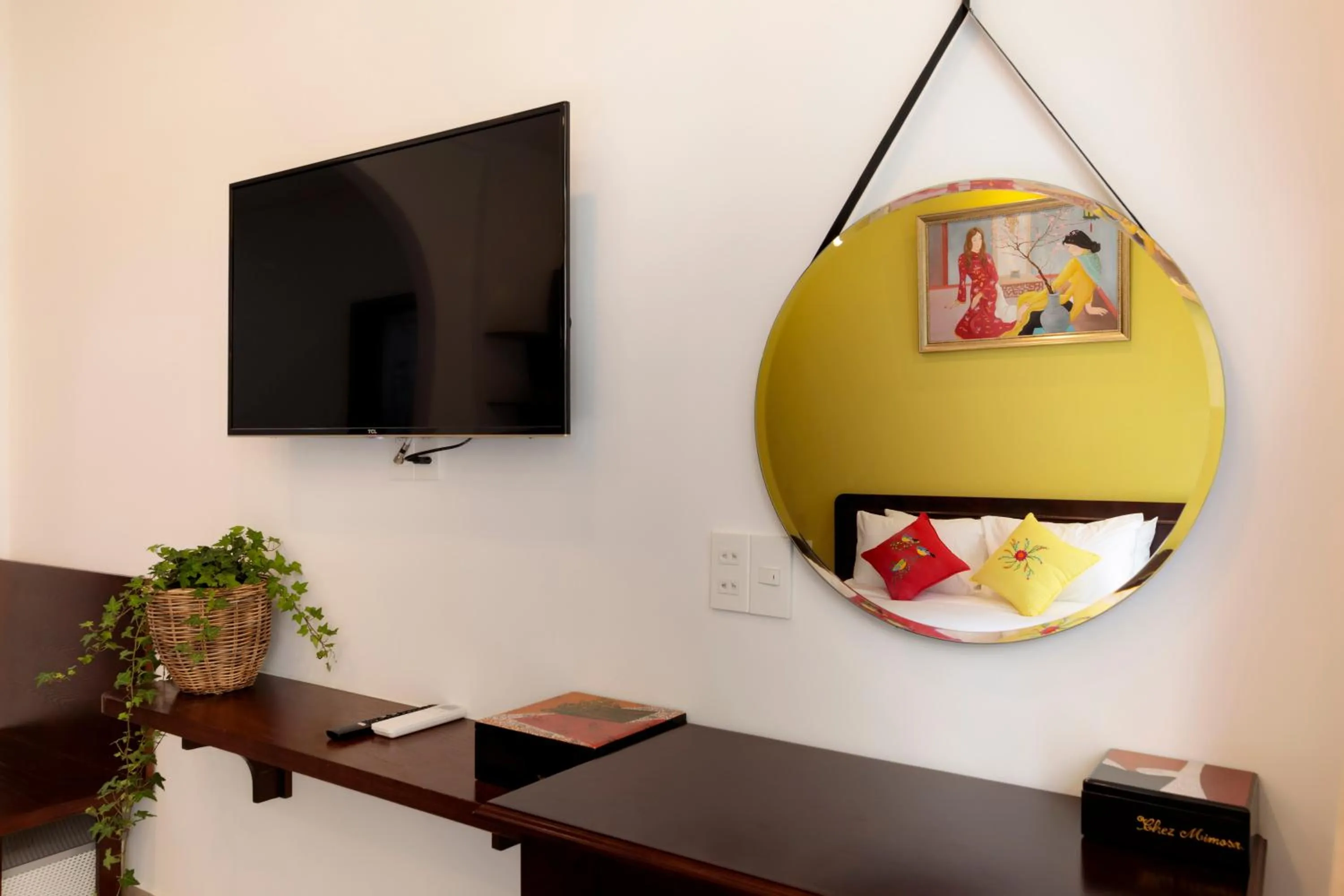 Communal lounge/ TV room in Chez Mimosa Petite - Free Laundry