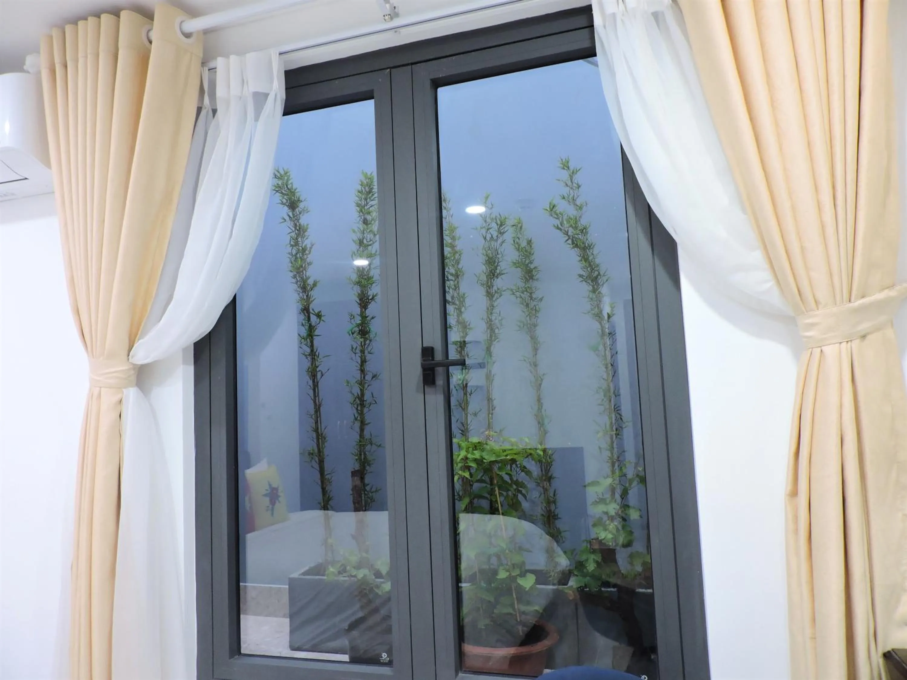 Inner courtyard view in Chez Mimosa Petite - Free Laundry