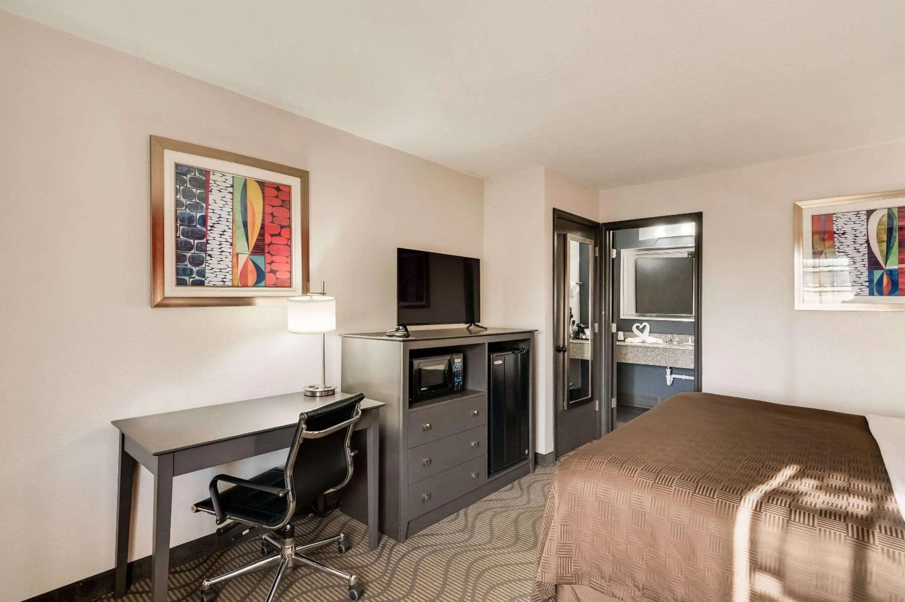 Bedroom in Clarion Inn & Suites Russellville I-40