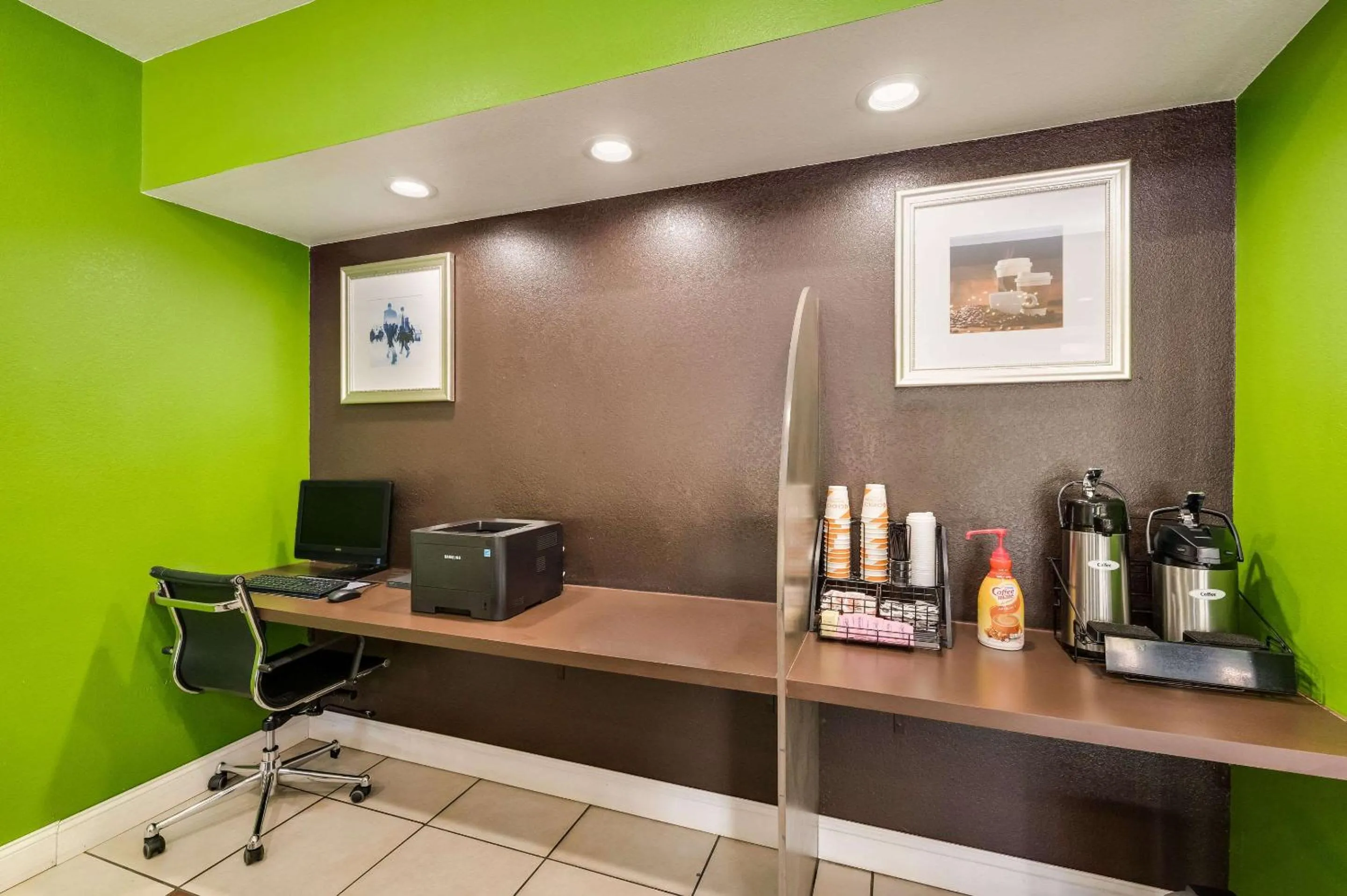 Business facilities in Clarion Inn & Suites Russellville I-40