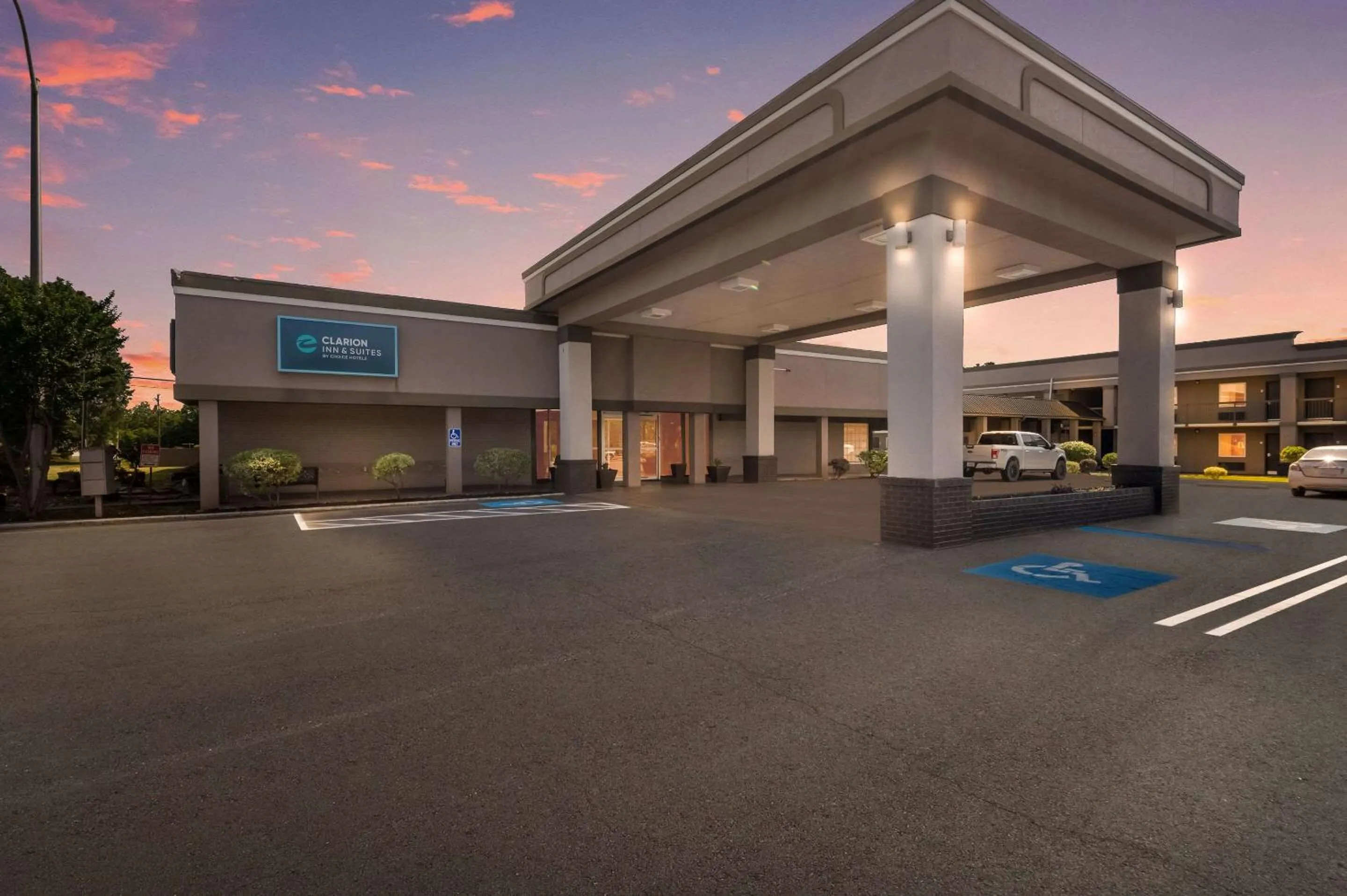 Property building in Clarion Inn & Suites Russellville I-40