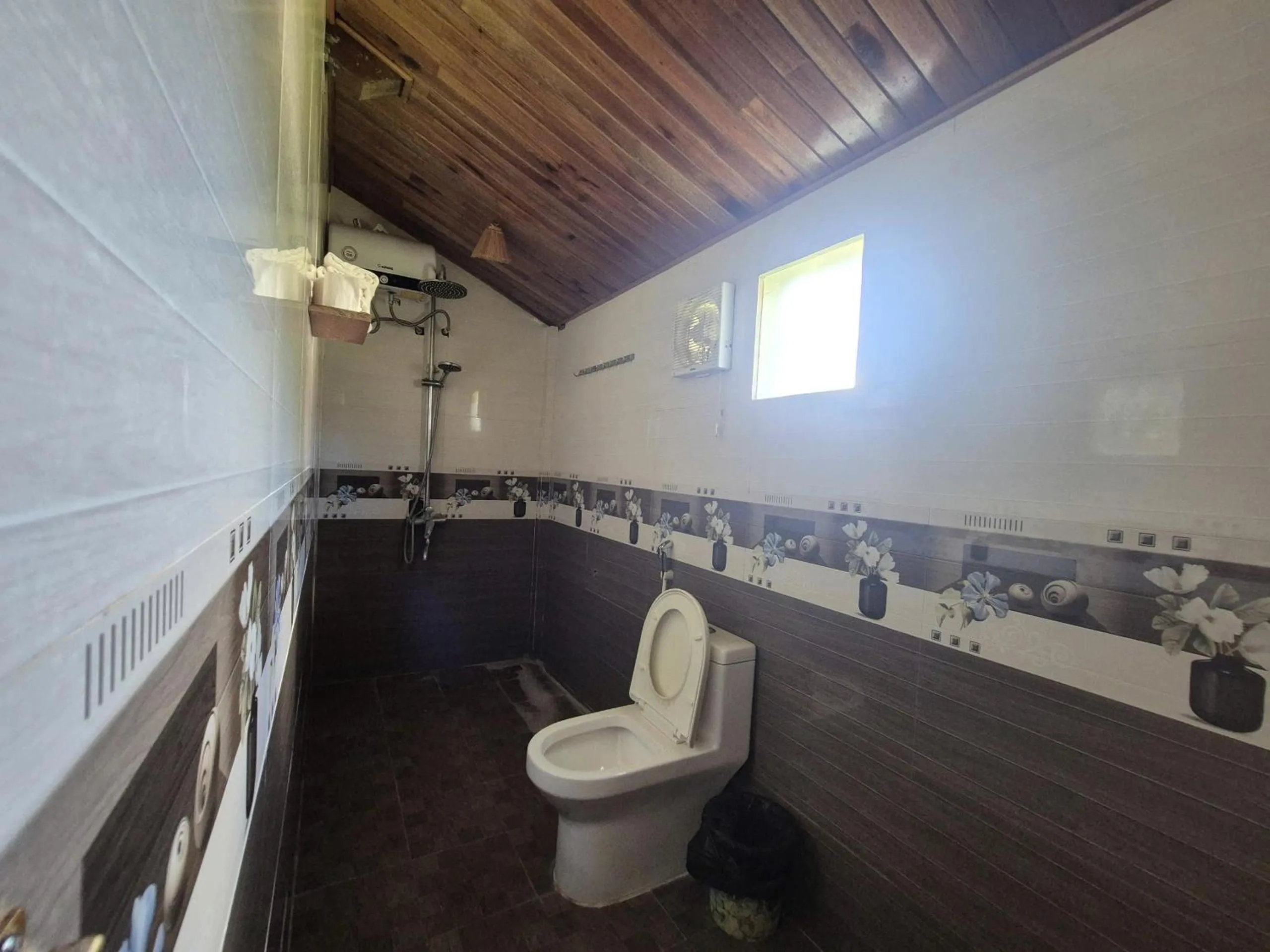 Shower in Phong Nha Ecolodge Homestay & Tours - Mountain View