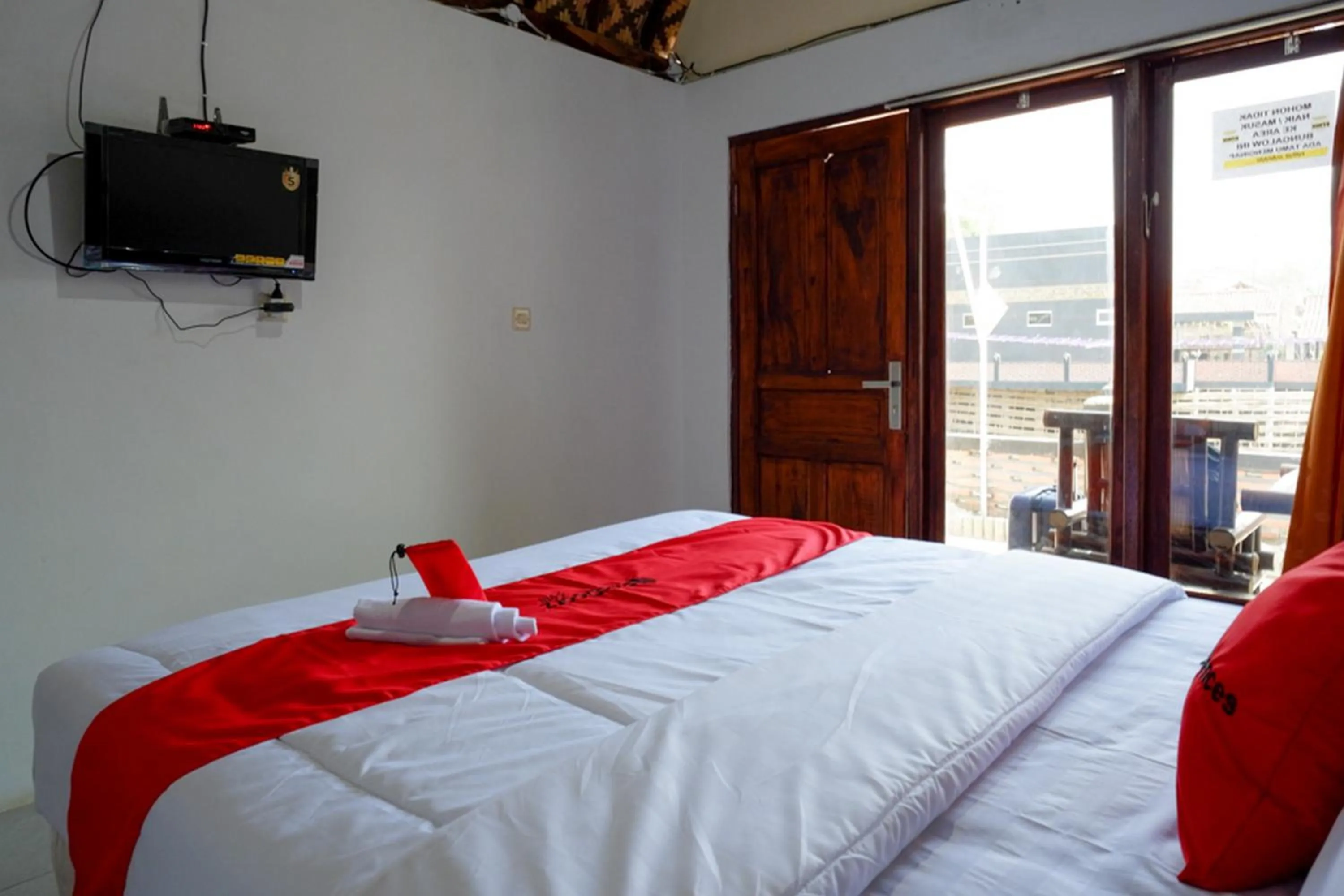 Bedroom, Bed in RedDoorz @ Kampoeng Etnik Kebumen 2