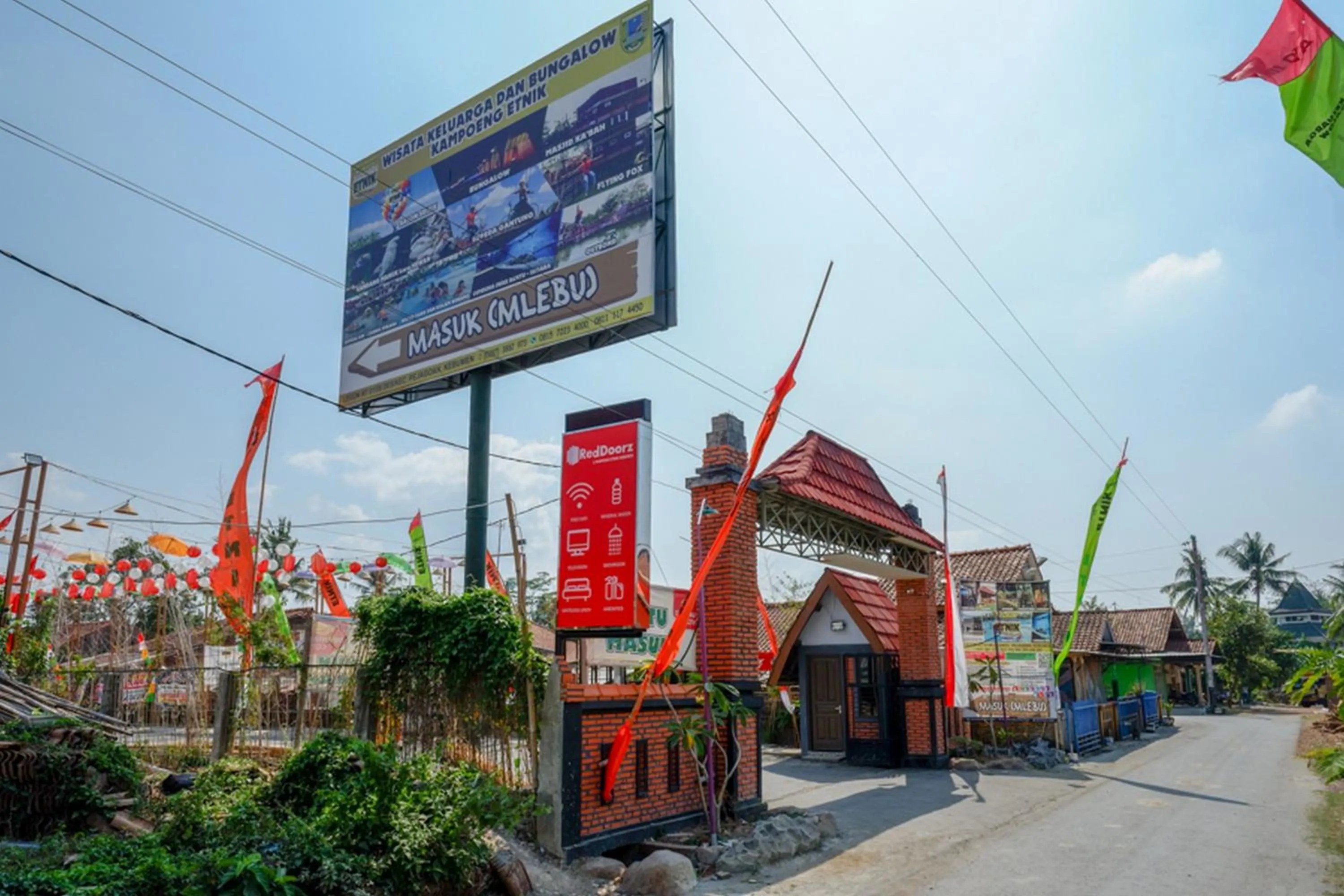 Property logo or sign in RedDoorz @ Kampoeng Etnik Kebumen 2