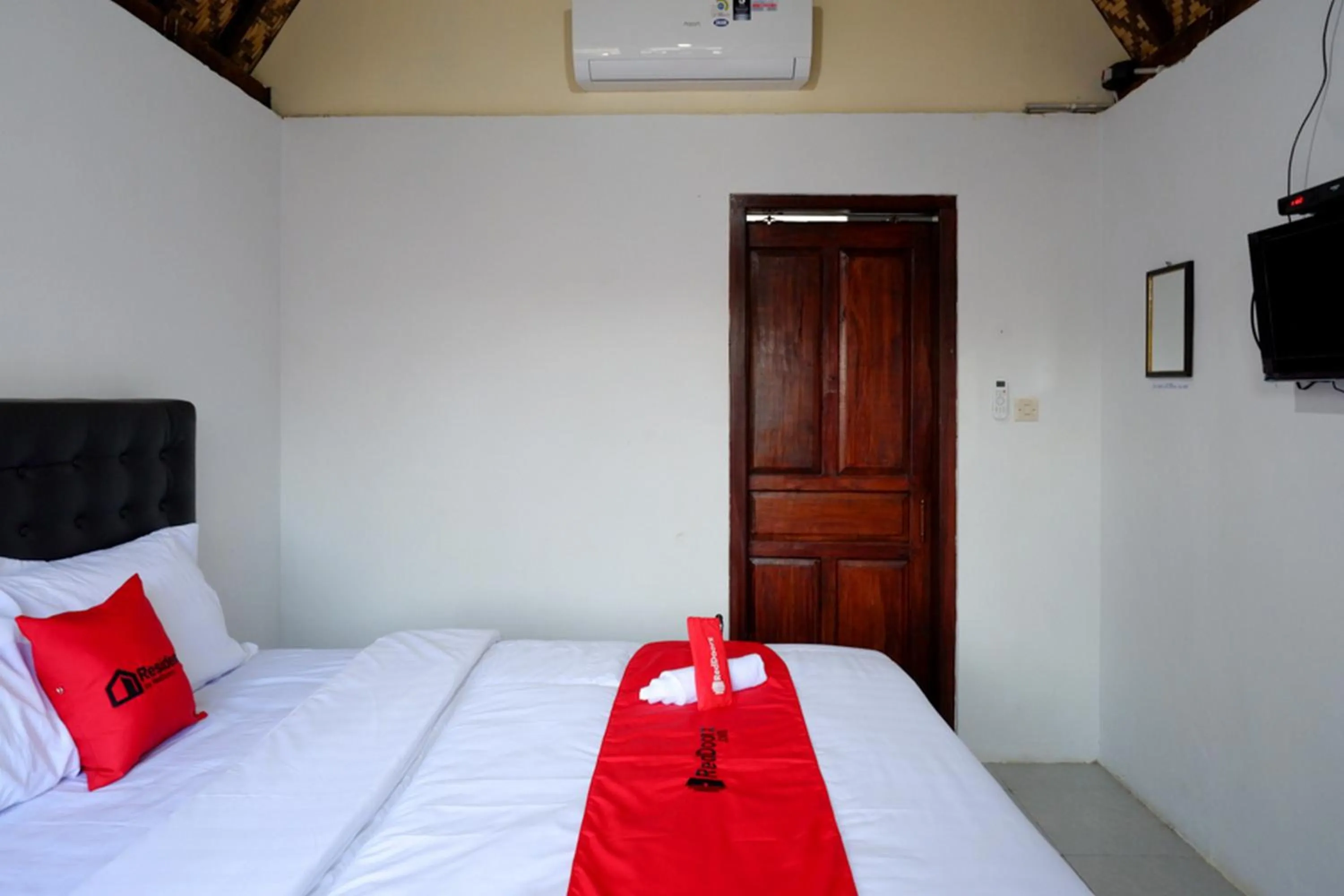 Bedroom, Bed in RedDoorz @ Kampoeng Etnik Kebumen 2