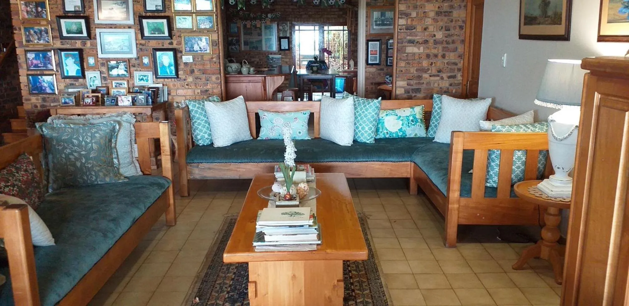 Lounge or bar in IRONWOOD LODGE