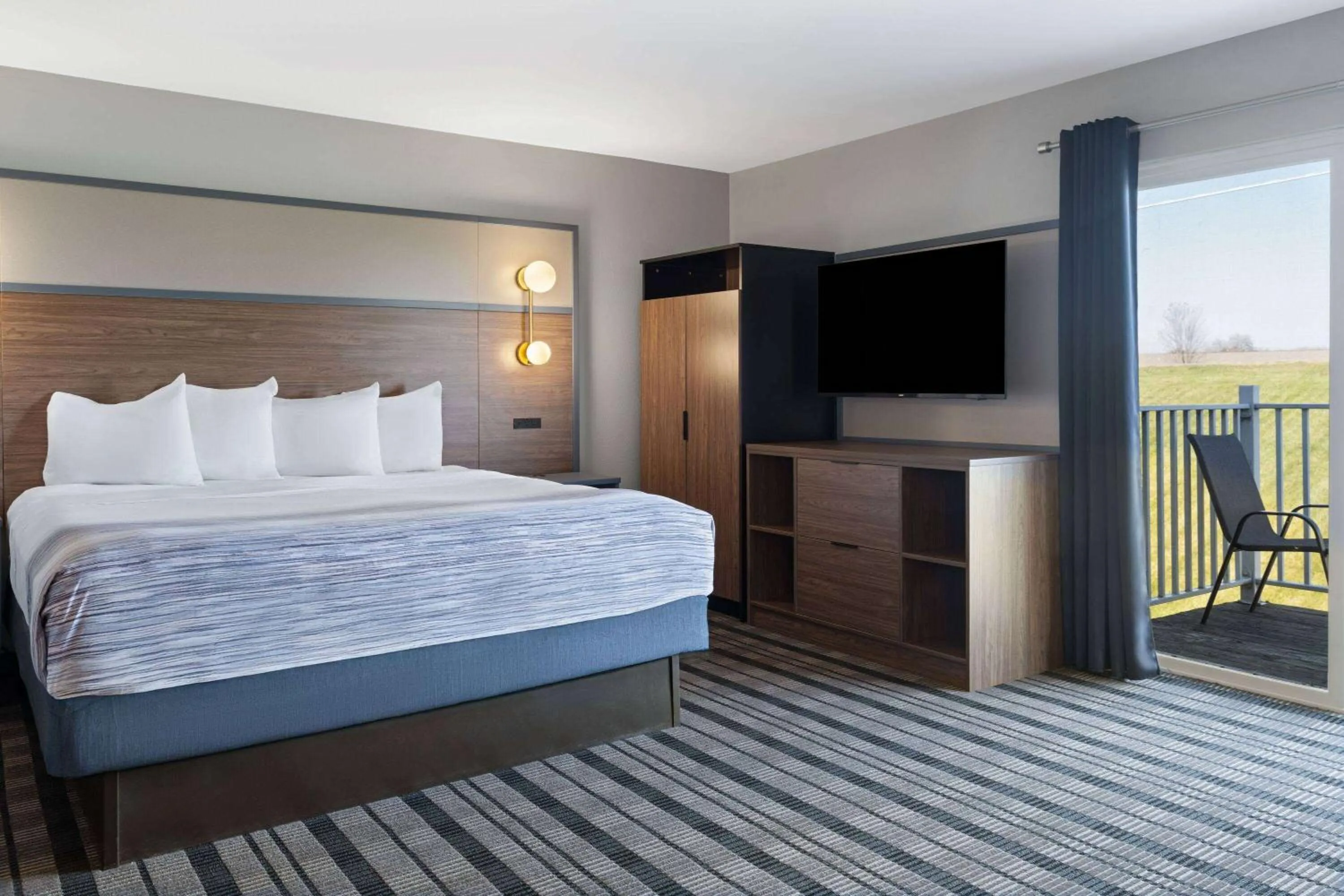 Bath, Bed in AmericInn by Wyndham Beaver Dam