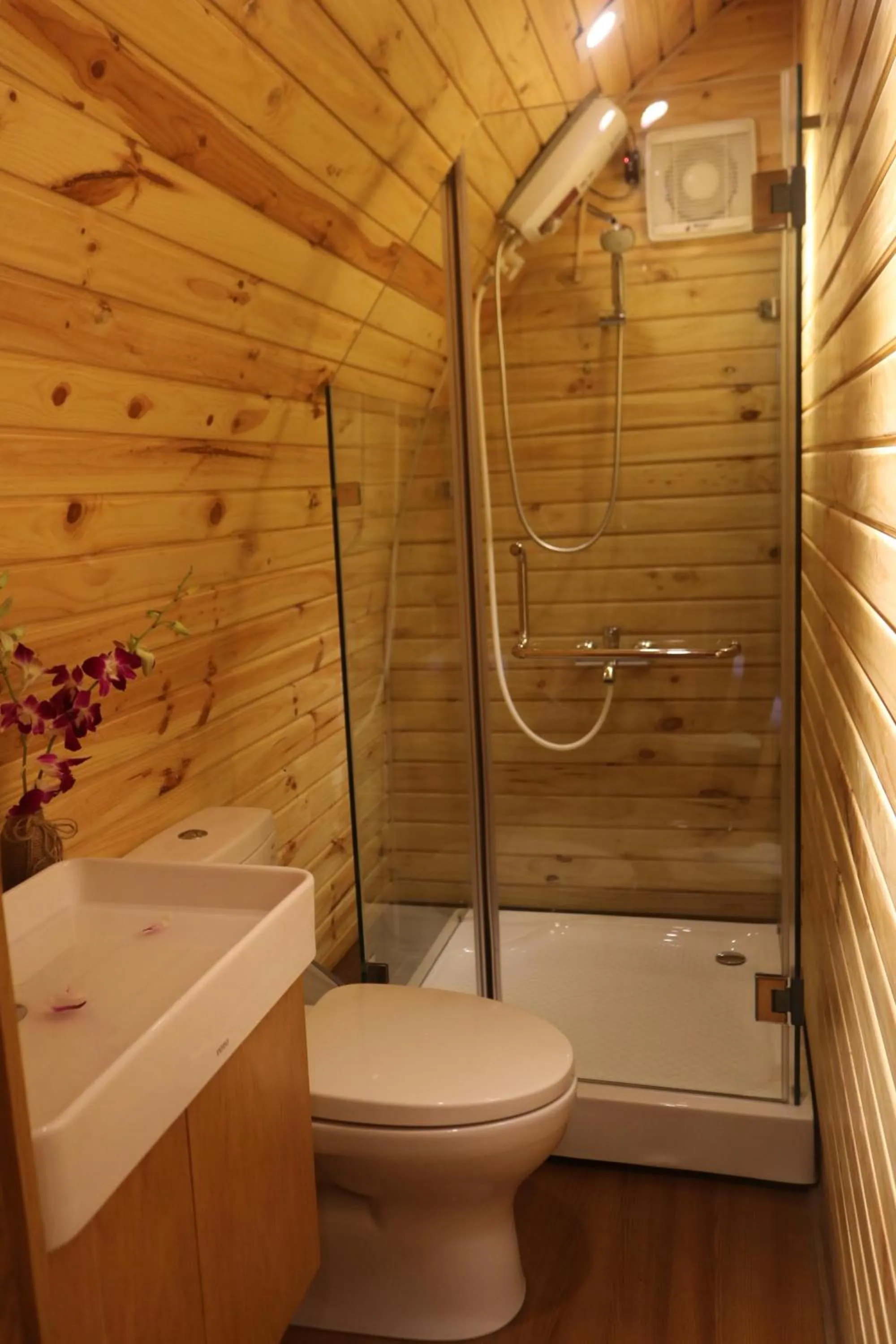 Shower in Vida Loca Sunset Beach Resort